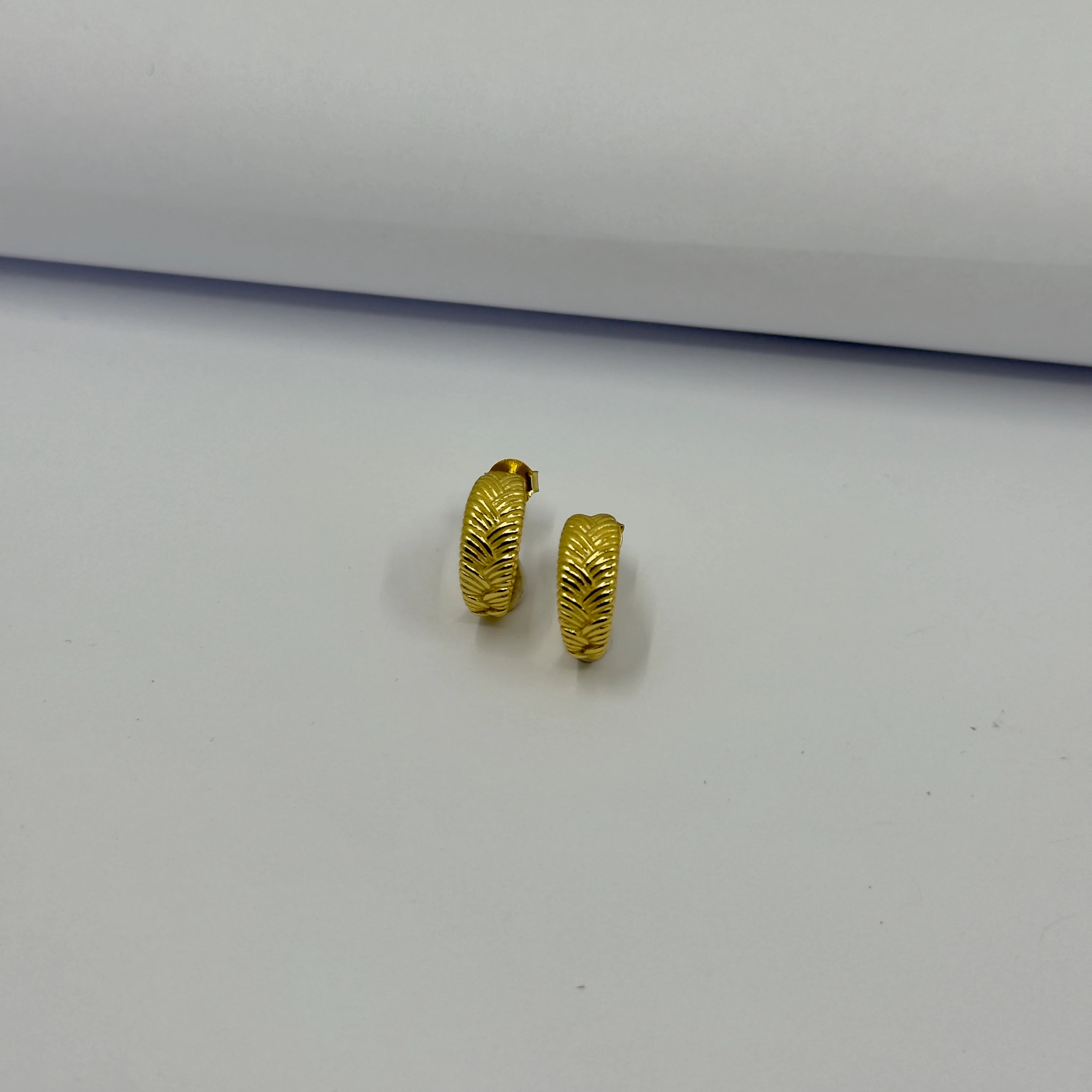 Altın Yaprak Desenli Halka Küpe