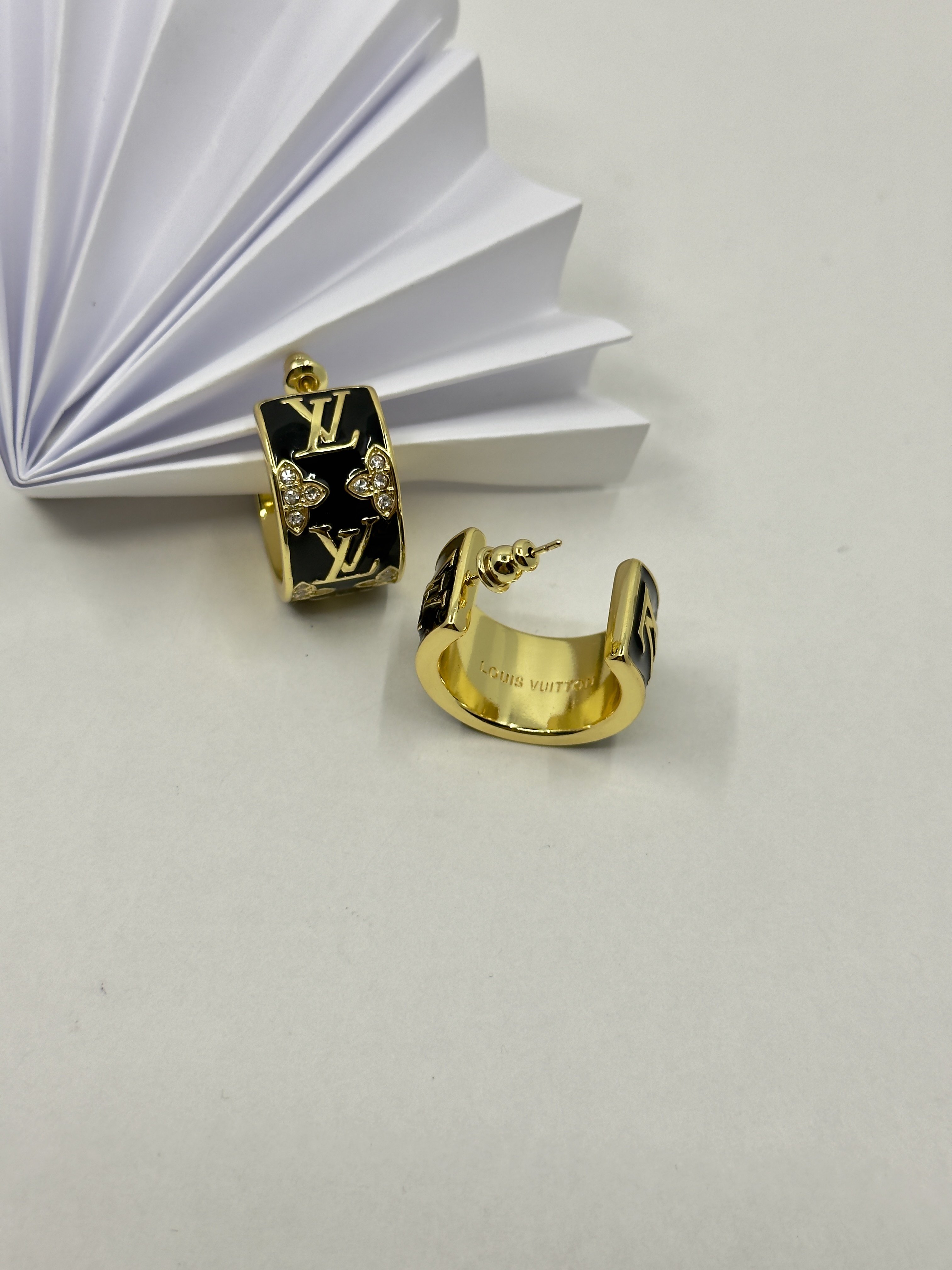 LV. Siyah Taşlı Enamel Küpe