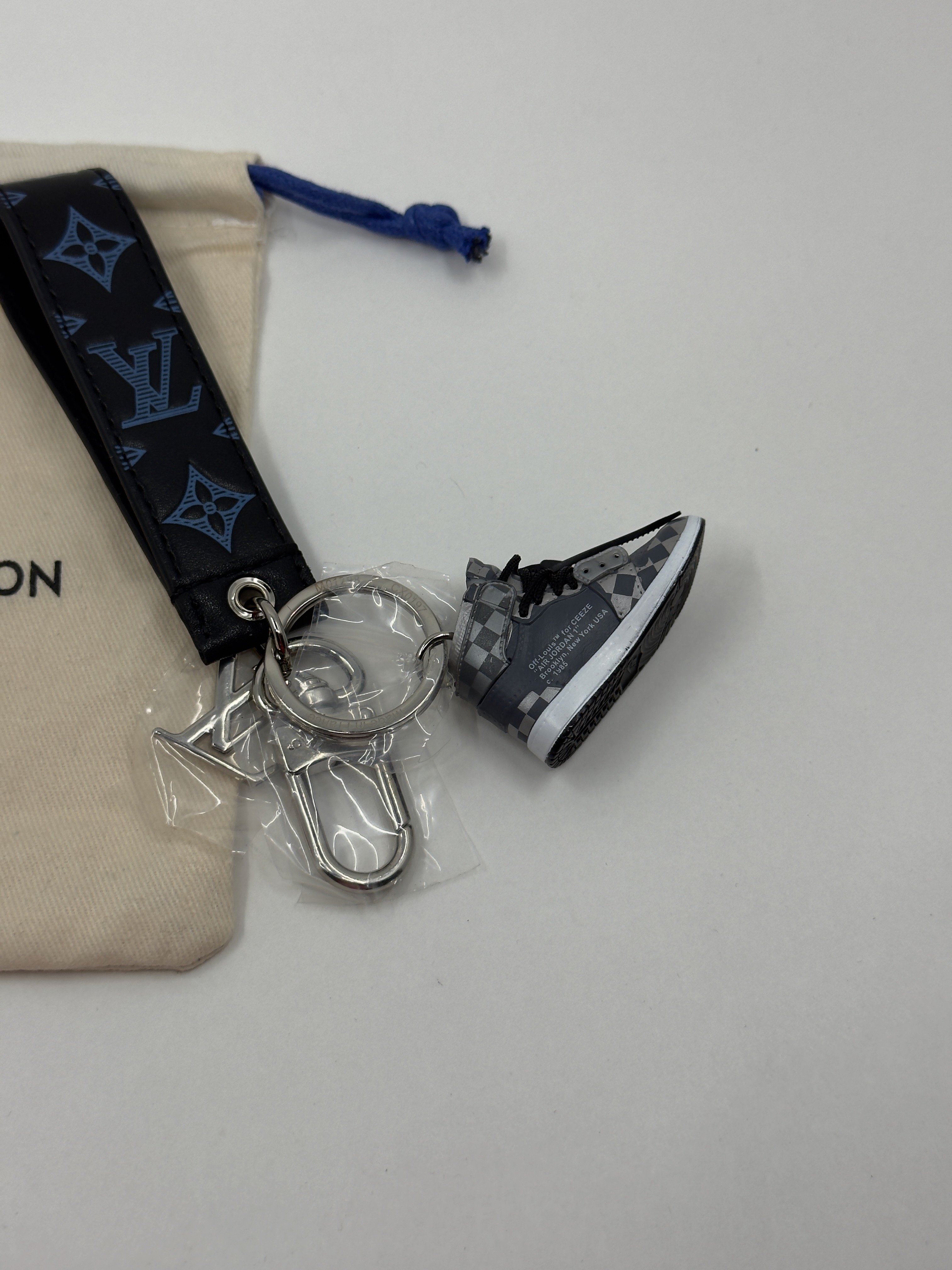LV. Siyah-Gri Ayakkabı Bag Charm