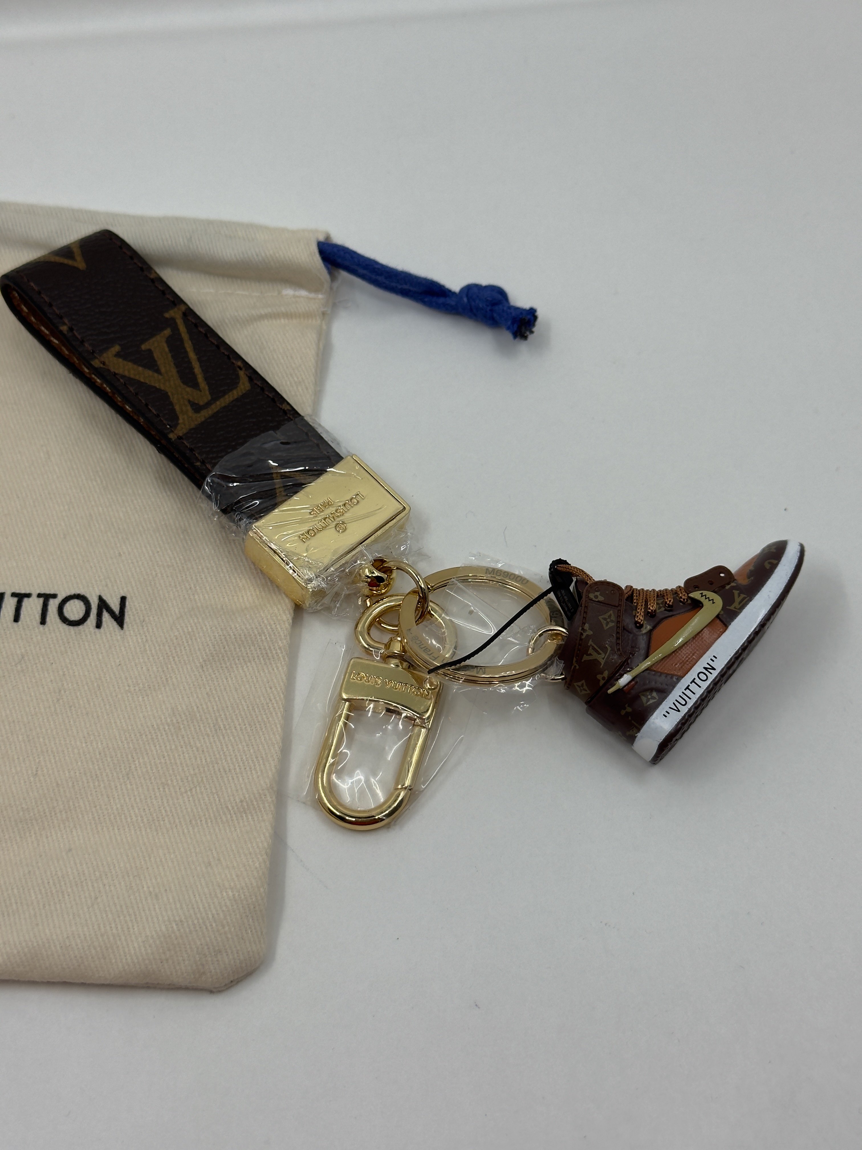 LV. Kahverengi Ayakkabı Bag Charm