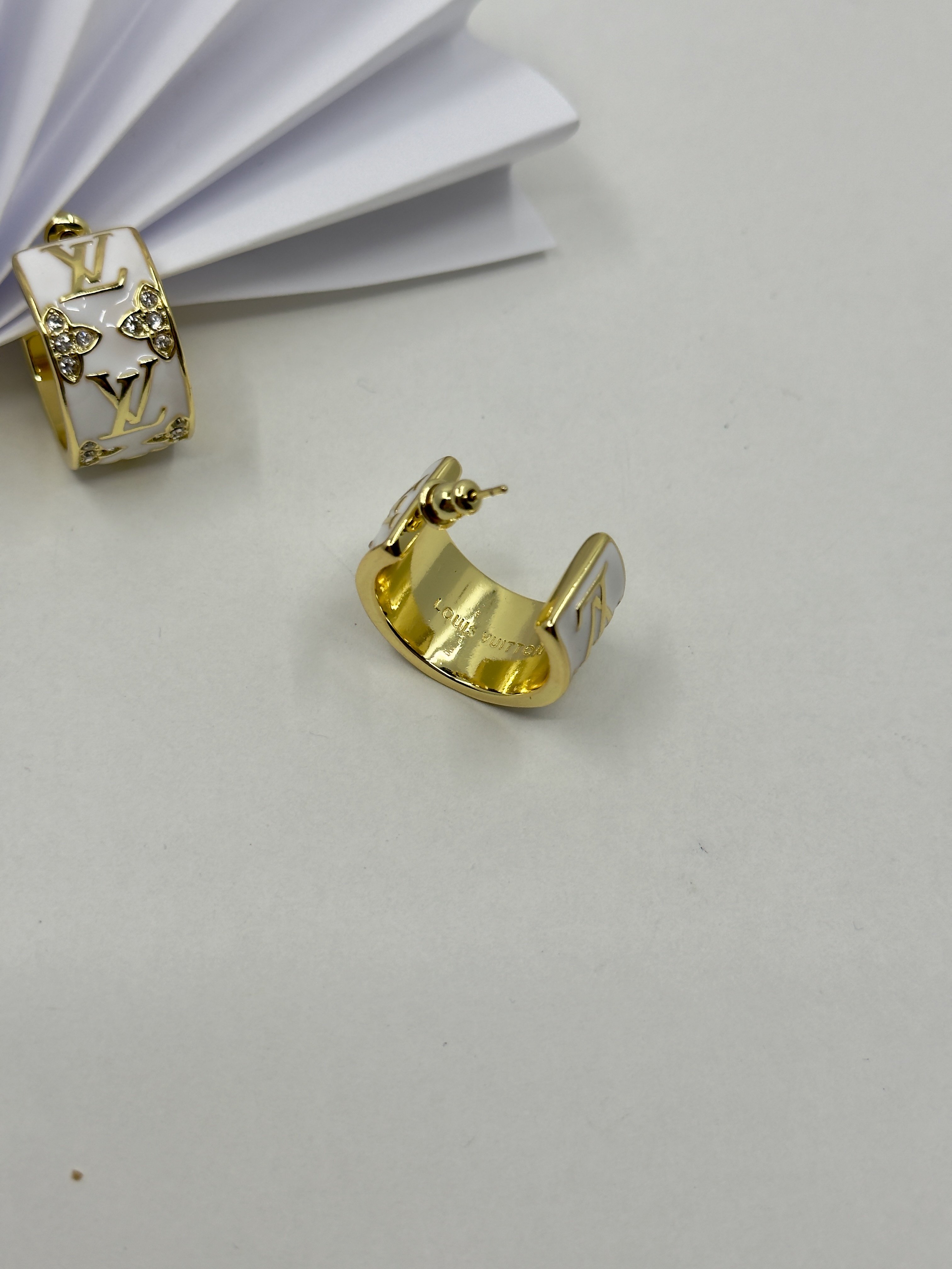 LV. Beyaz Taşlı Enamel Küpe