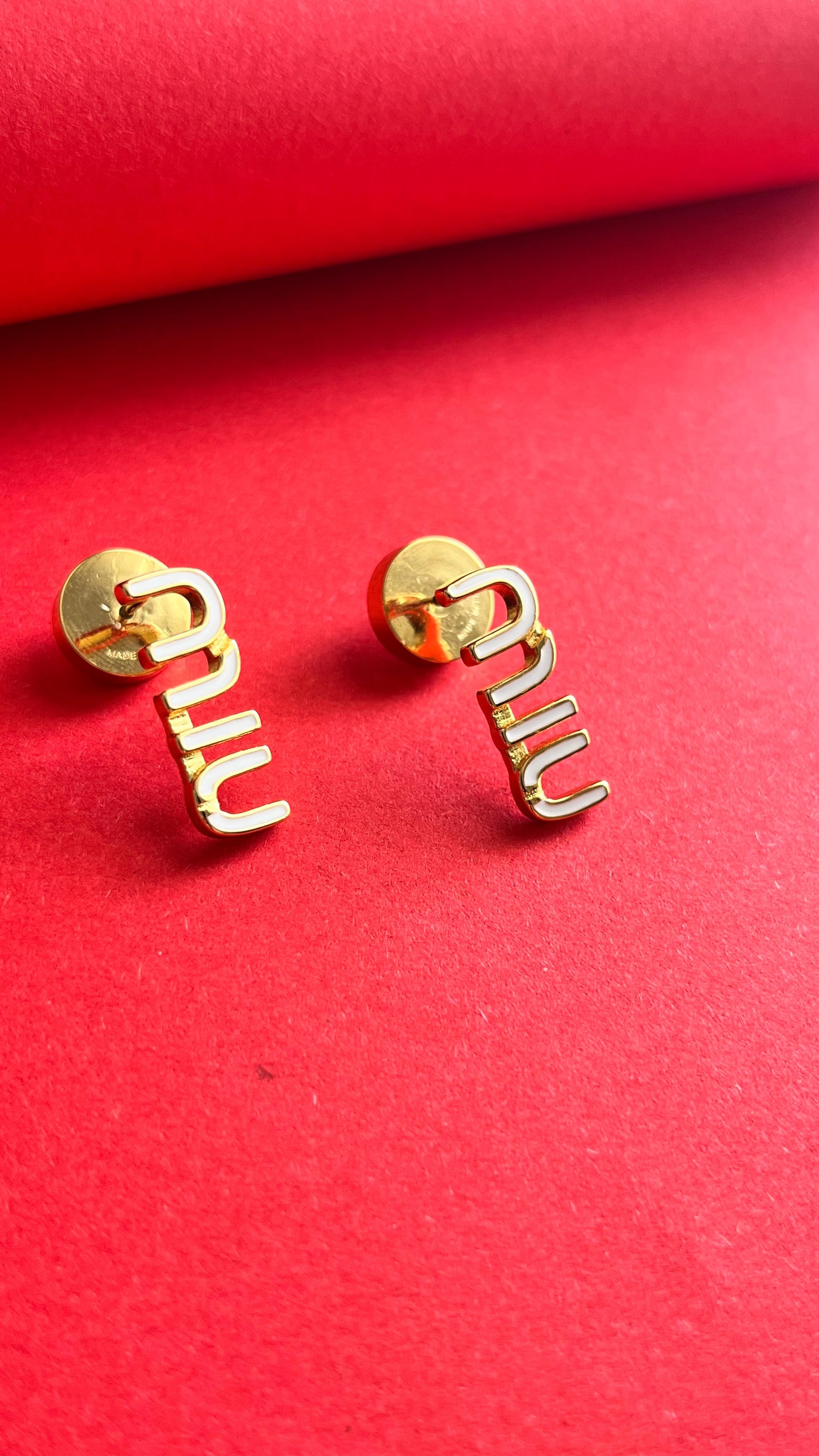 Miu. Gold Renk Beyaz Yazılı Küpe