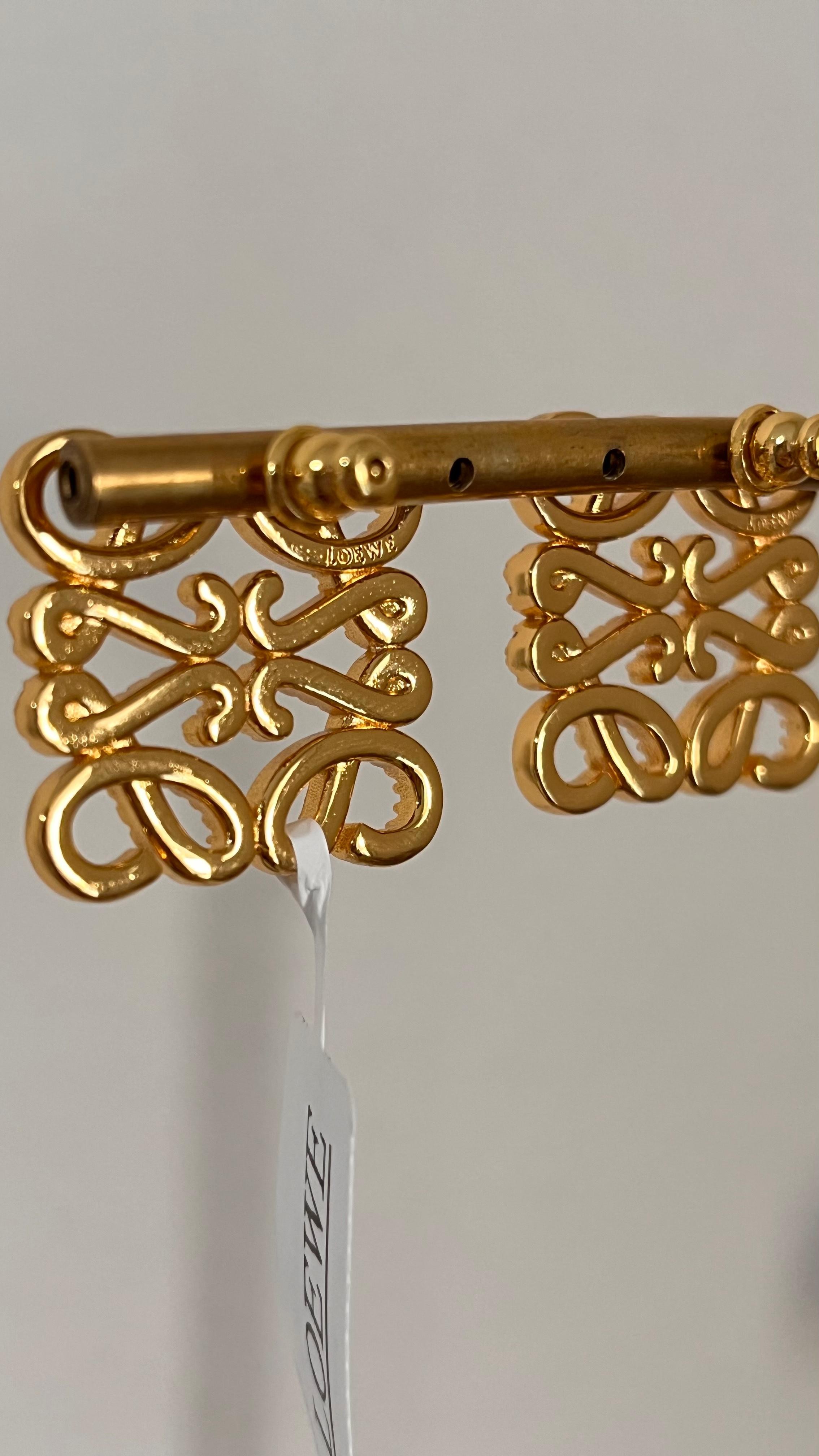 Lowe. Gold Dikdörtgen Logo Küpe