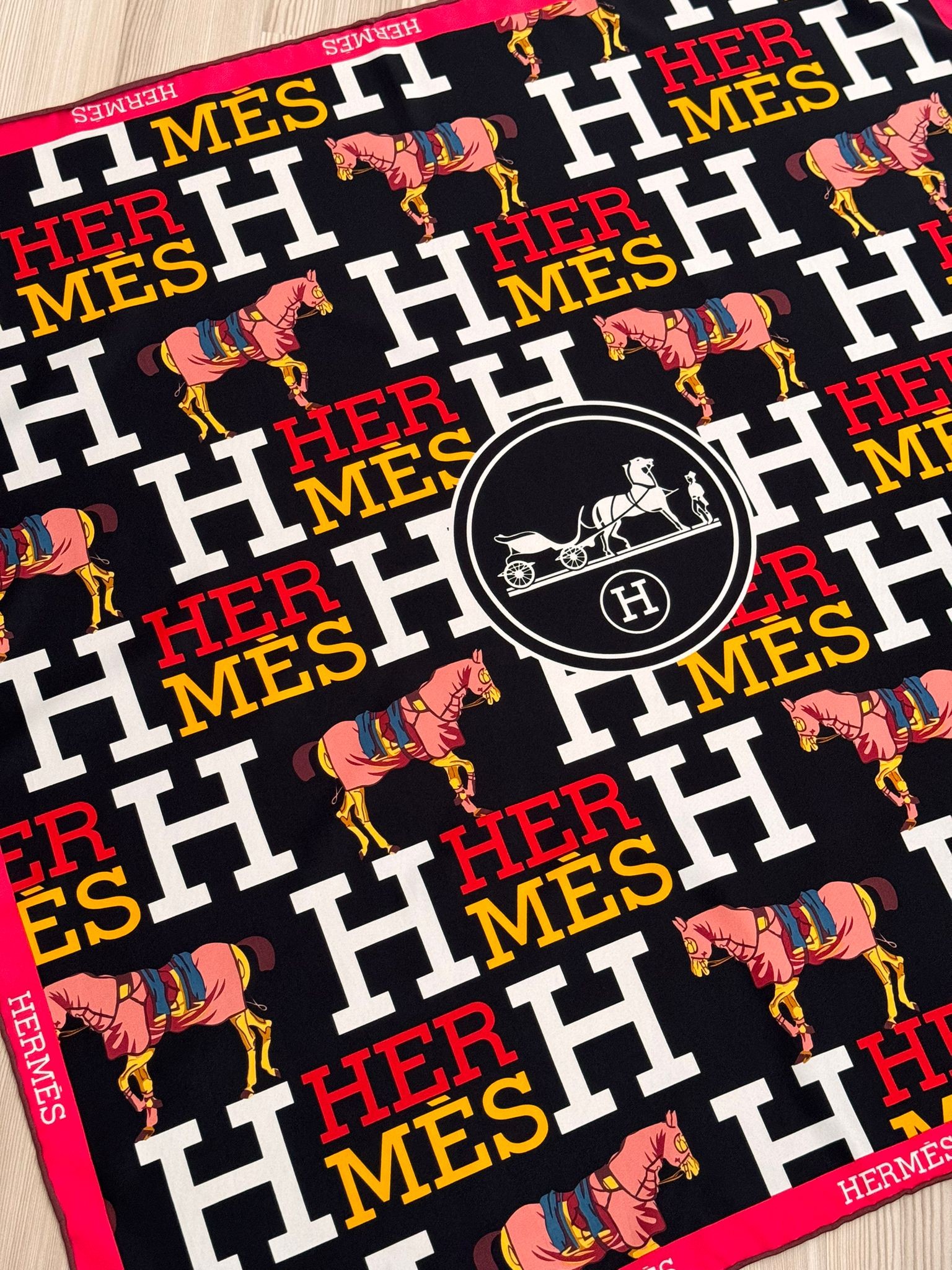Hrms. Logo Desenli Vual İpek Kare Şal