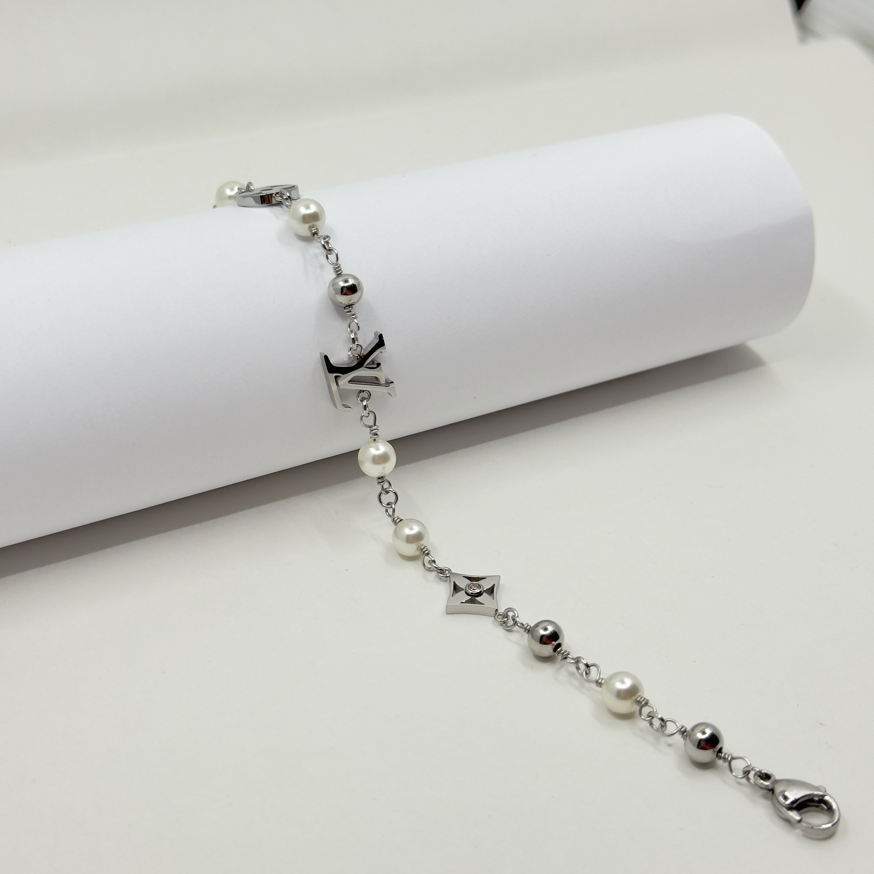 LV. Silver Renk İnci Detaylı Bileklik