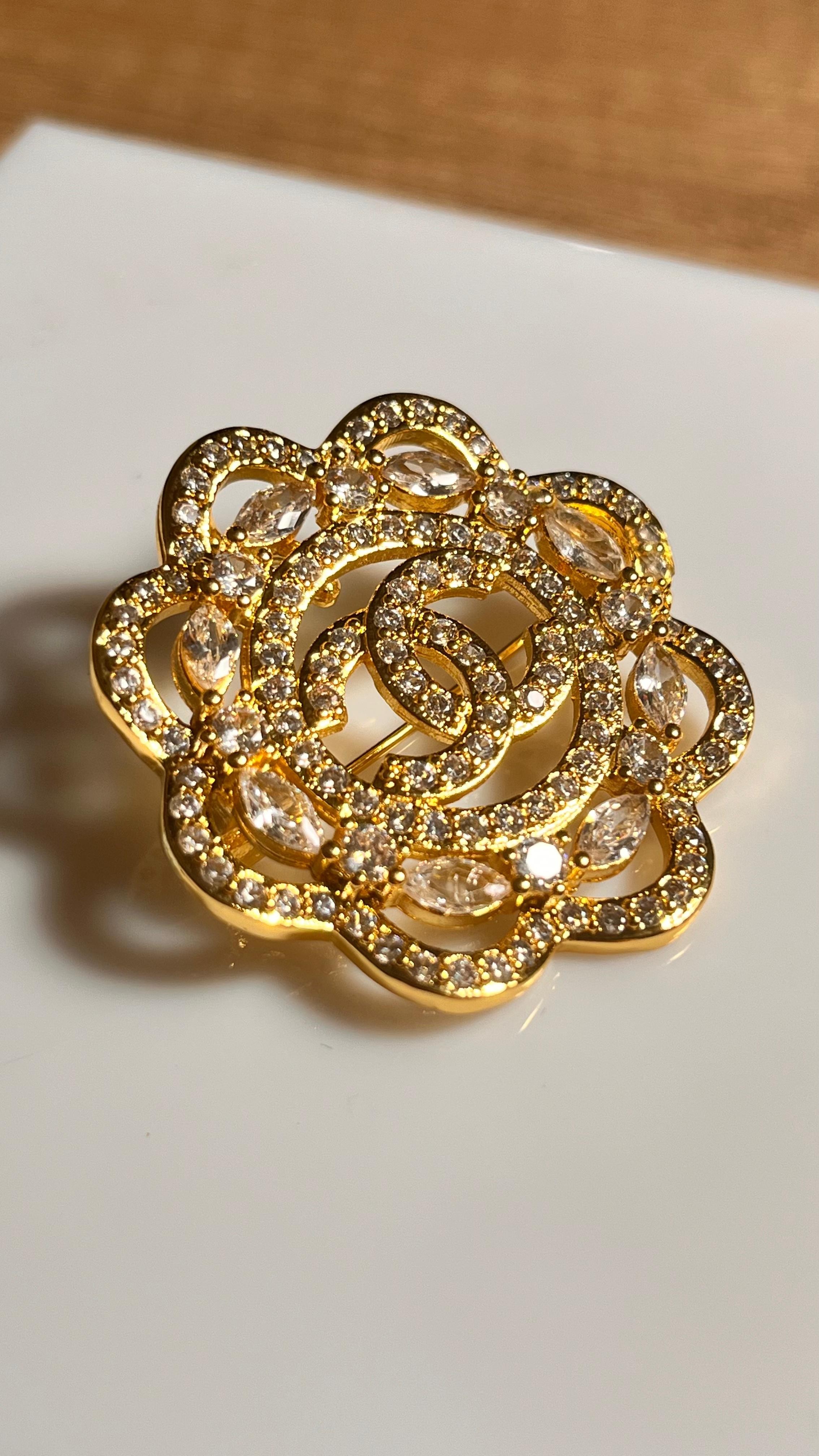 Chnl. Gold Yuvarlak Çiçek Model Broş