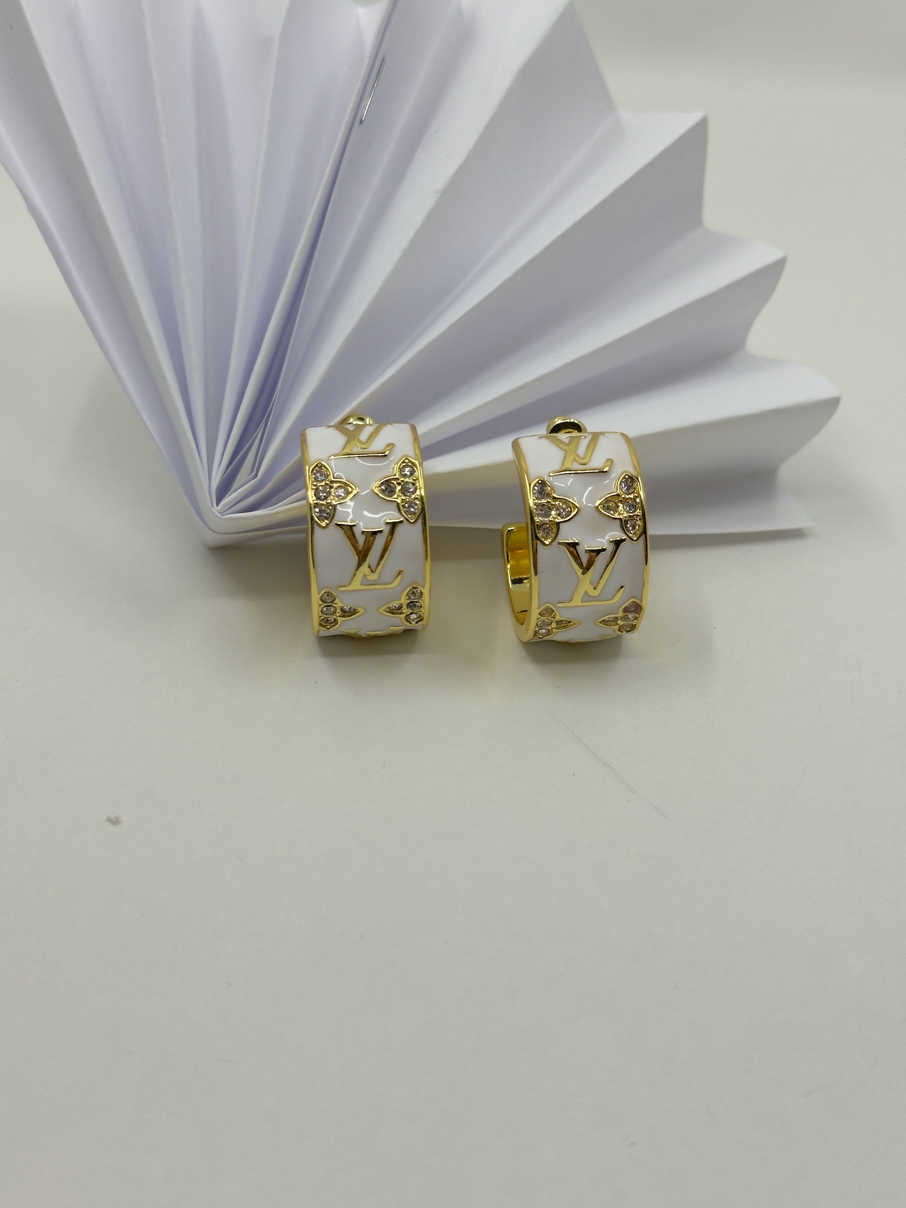 LV. Beyaz Taşlı Enamel Küpe