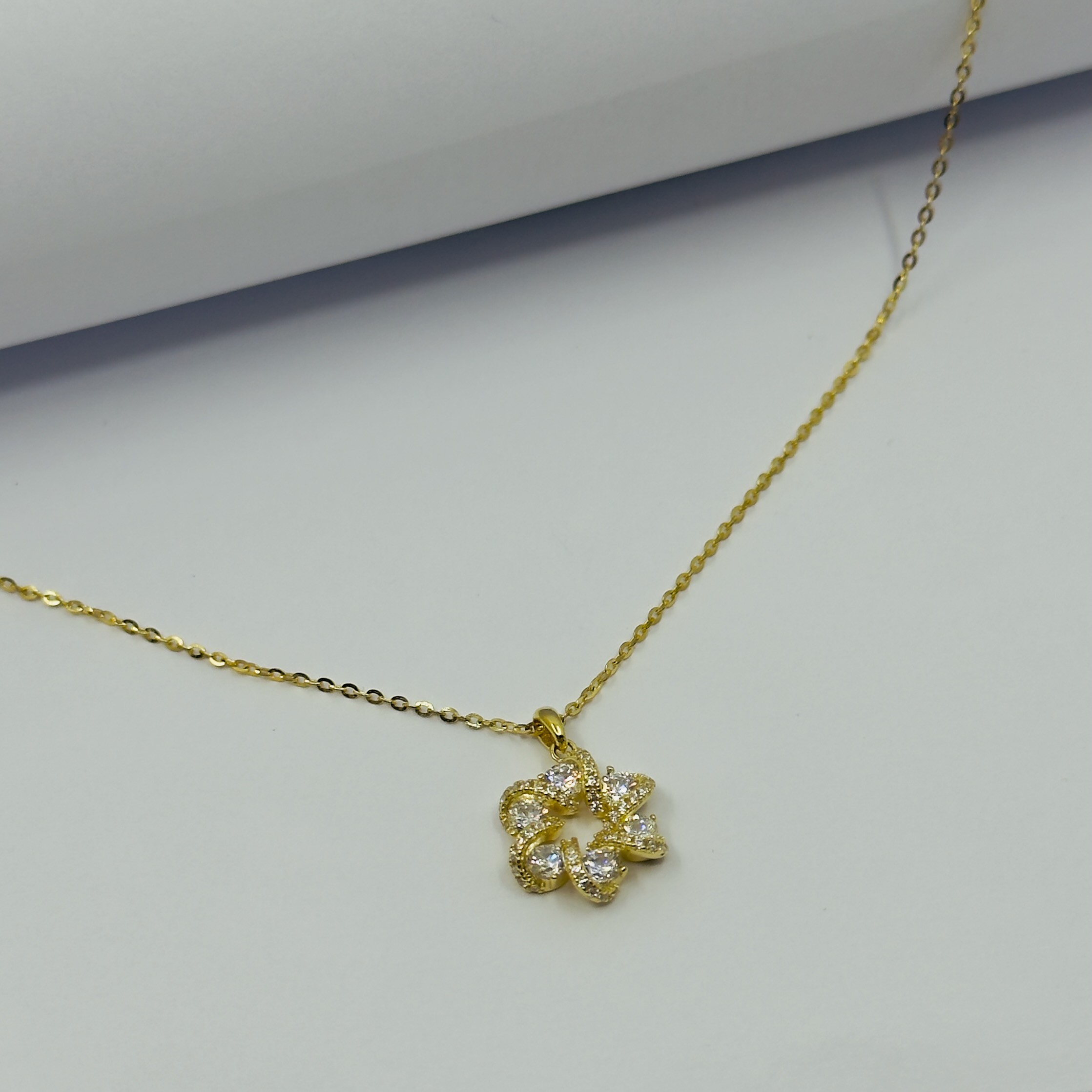 Casual. Gold Işıltı Halkası Kolye
