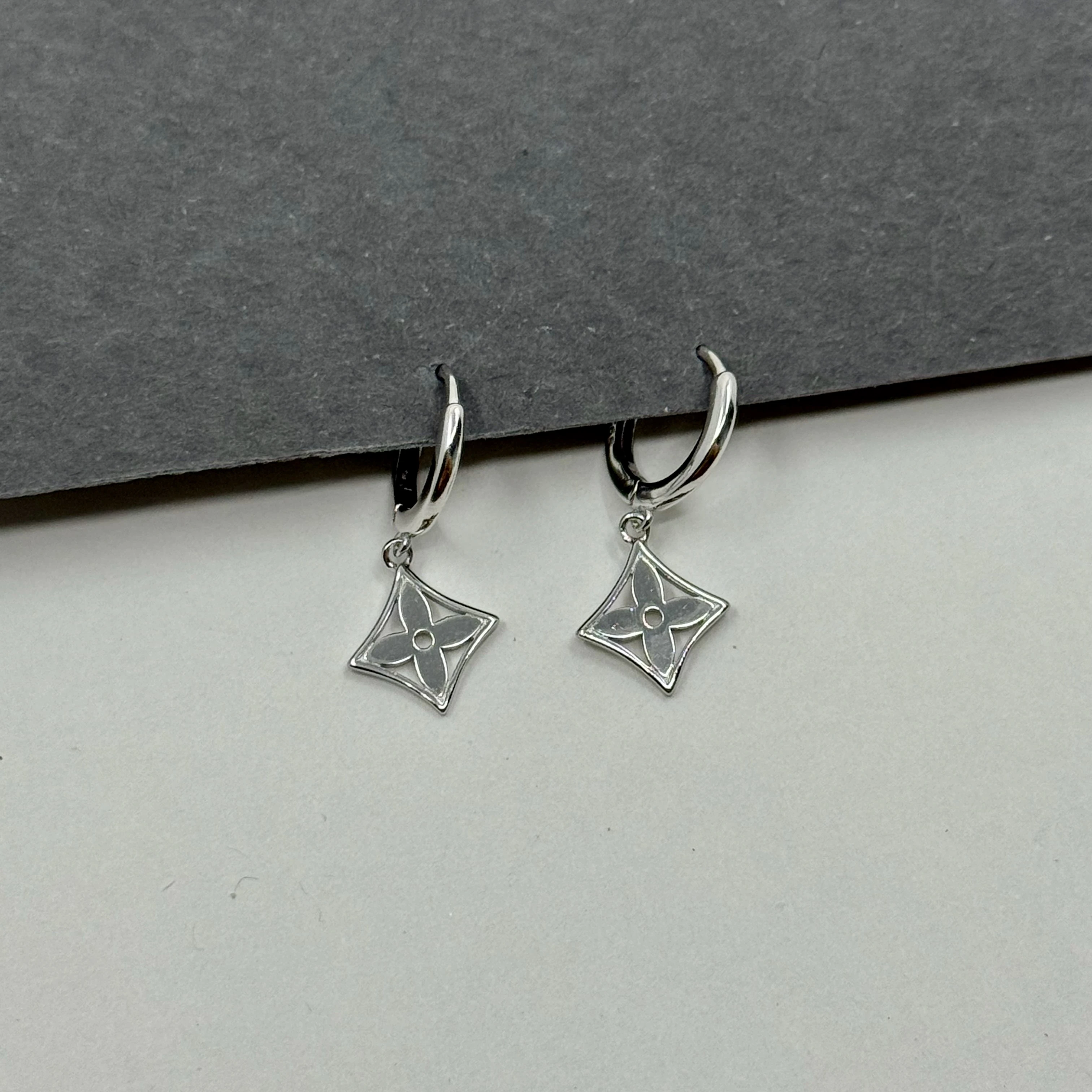 Casual. LV Silver Monogram Küpe