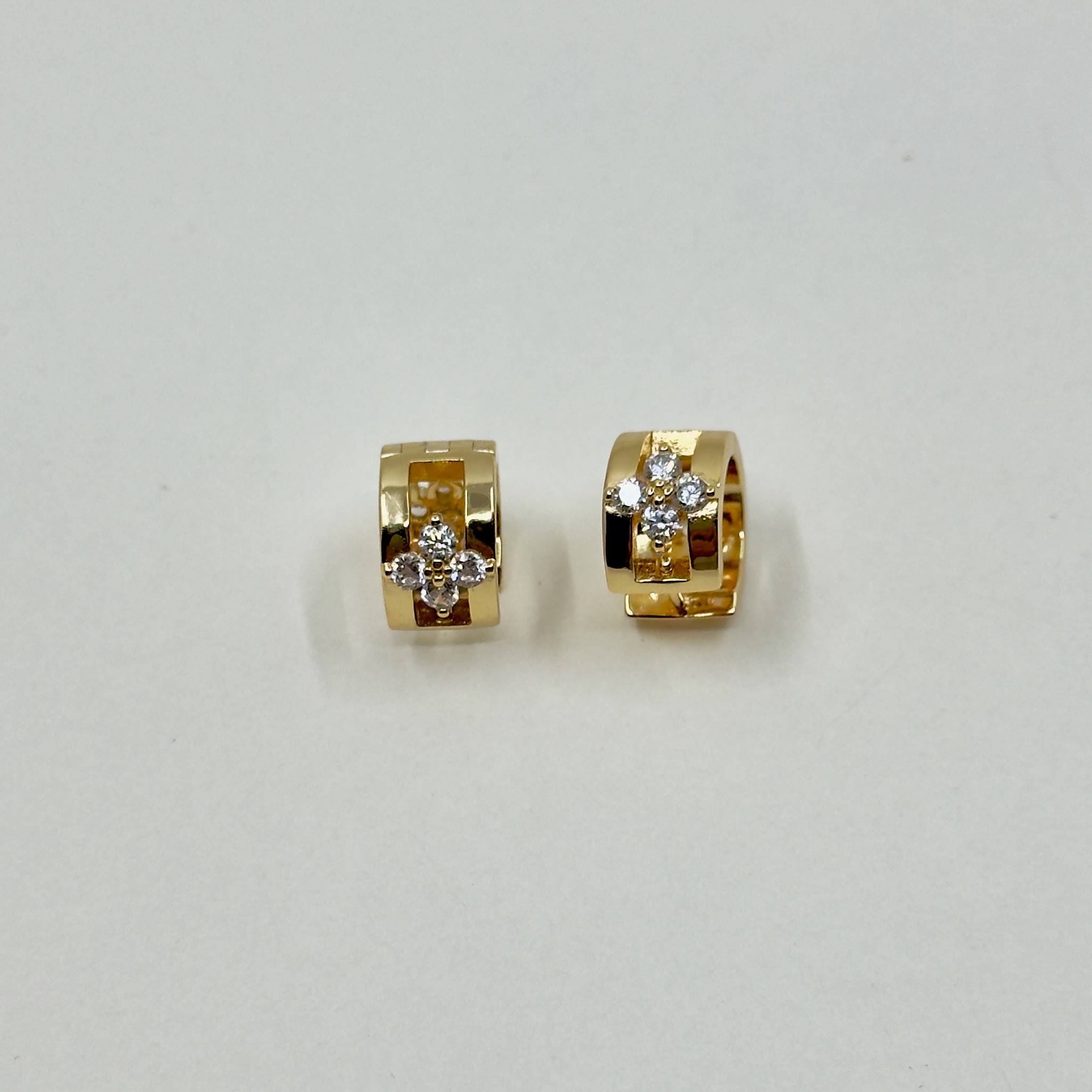Prem. Roberto C. Gold Küpe