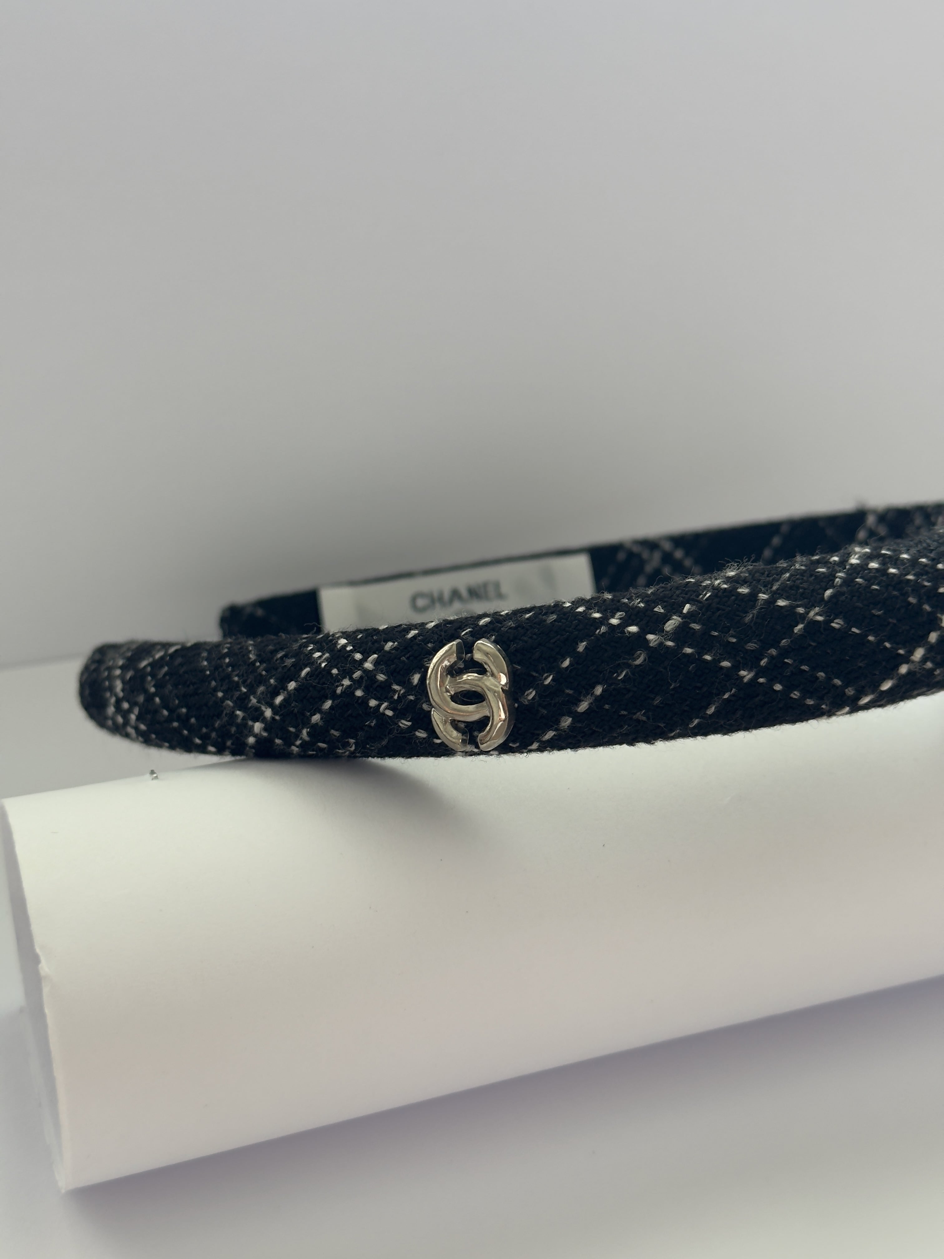 Noir Tweed Taç