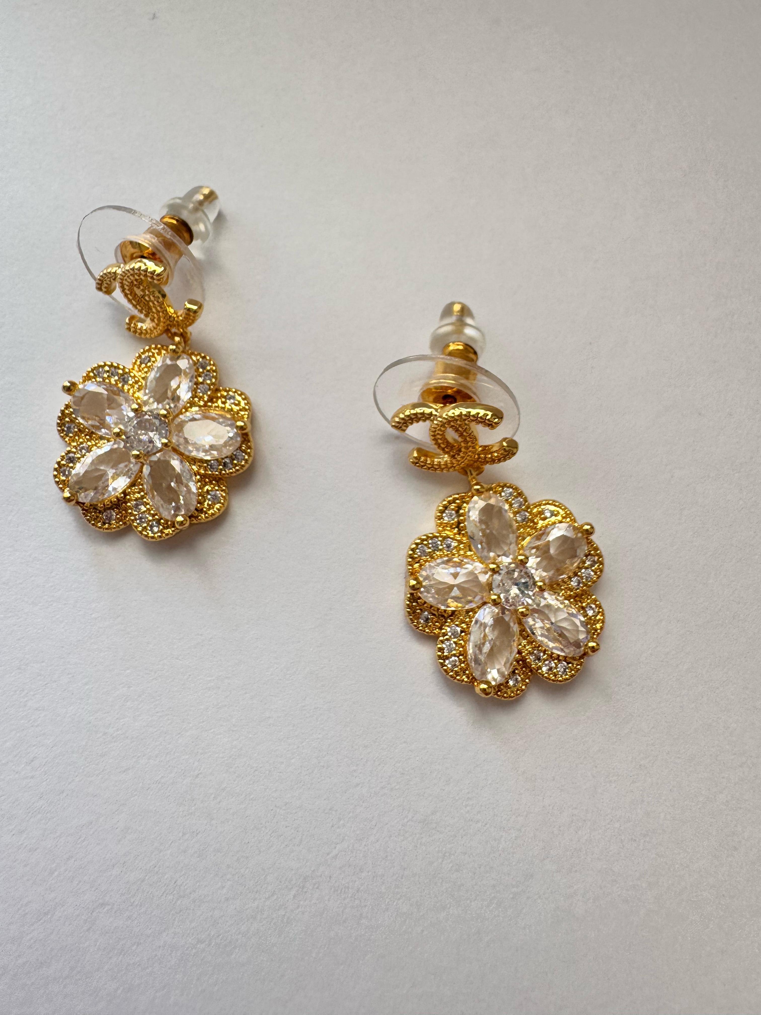 Chnl. Gold Fleur de Cristale Küpe