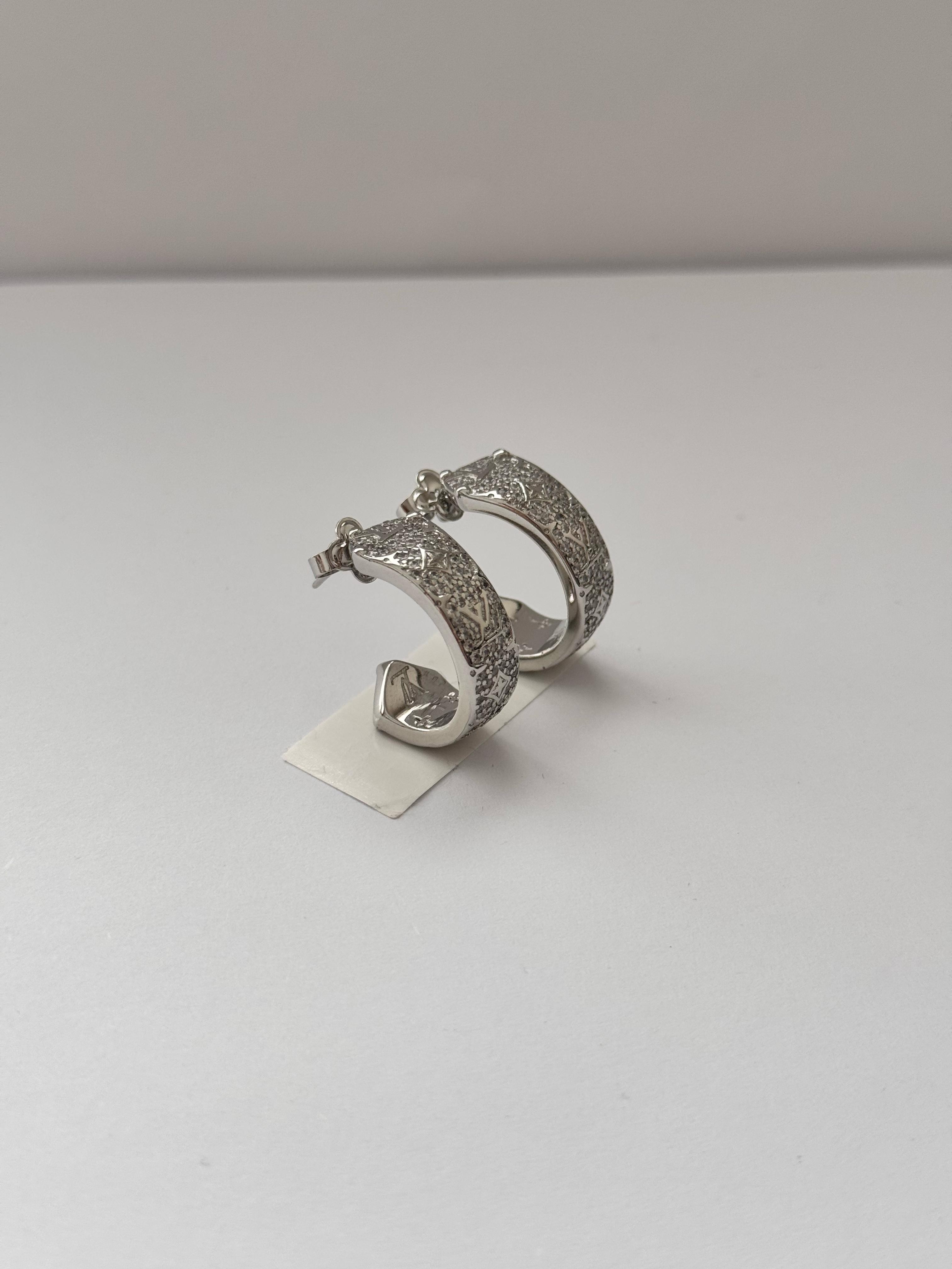 LV. Yarım Halka Silver Taşlı Küpe
