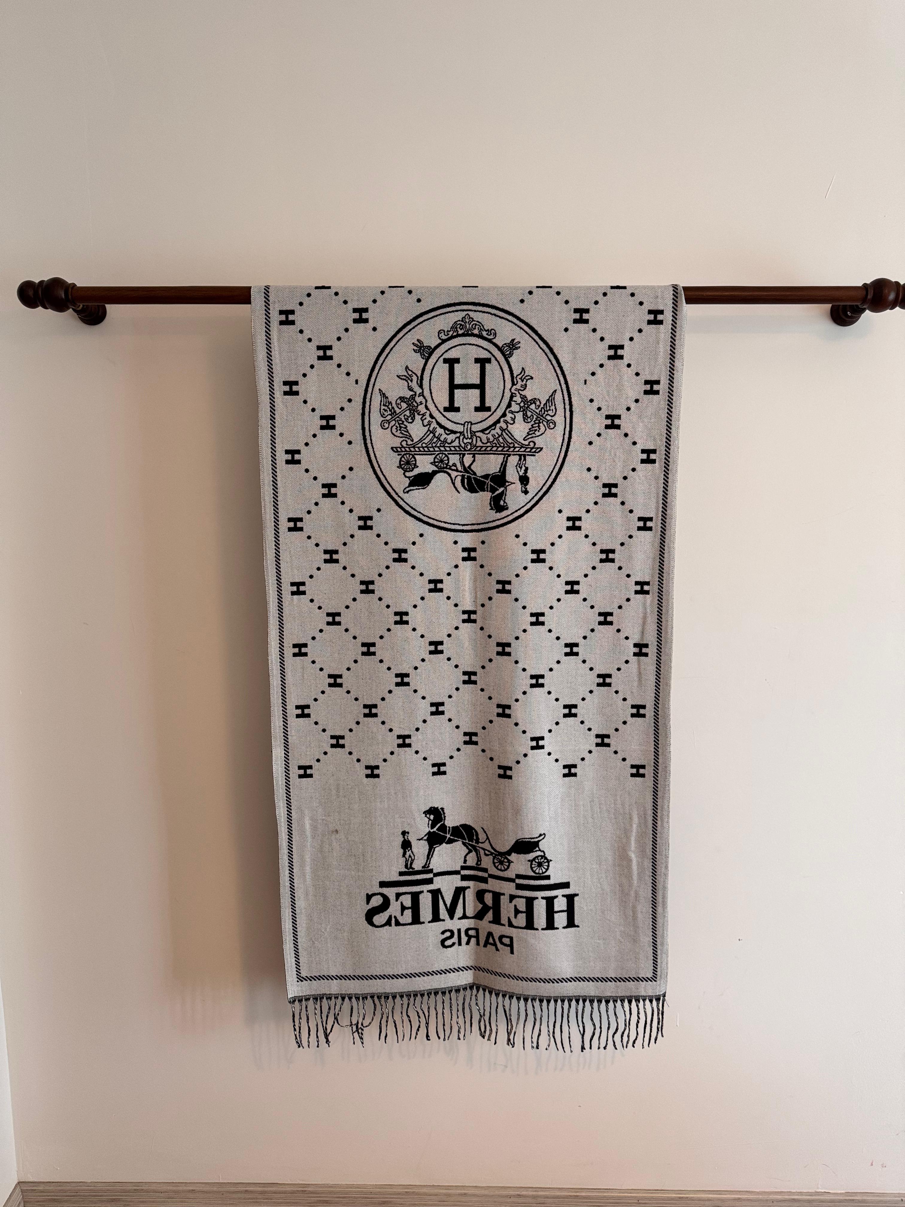 Hrms. Siyah Beyaz Çift Taraflı Logo Şal