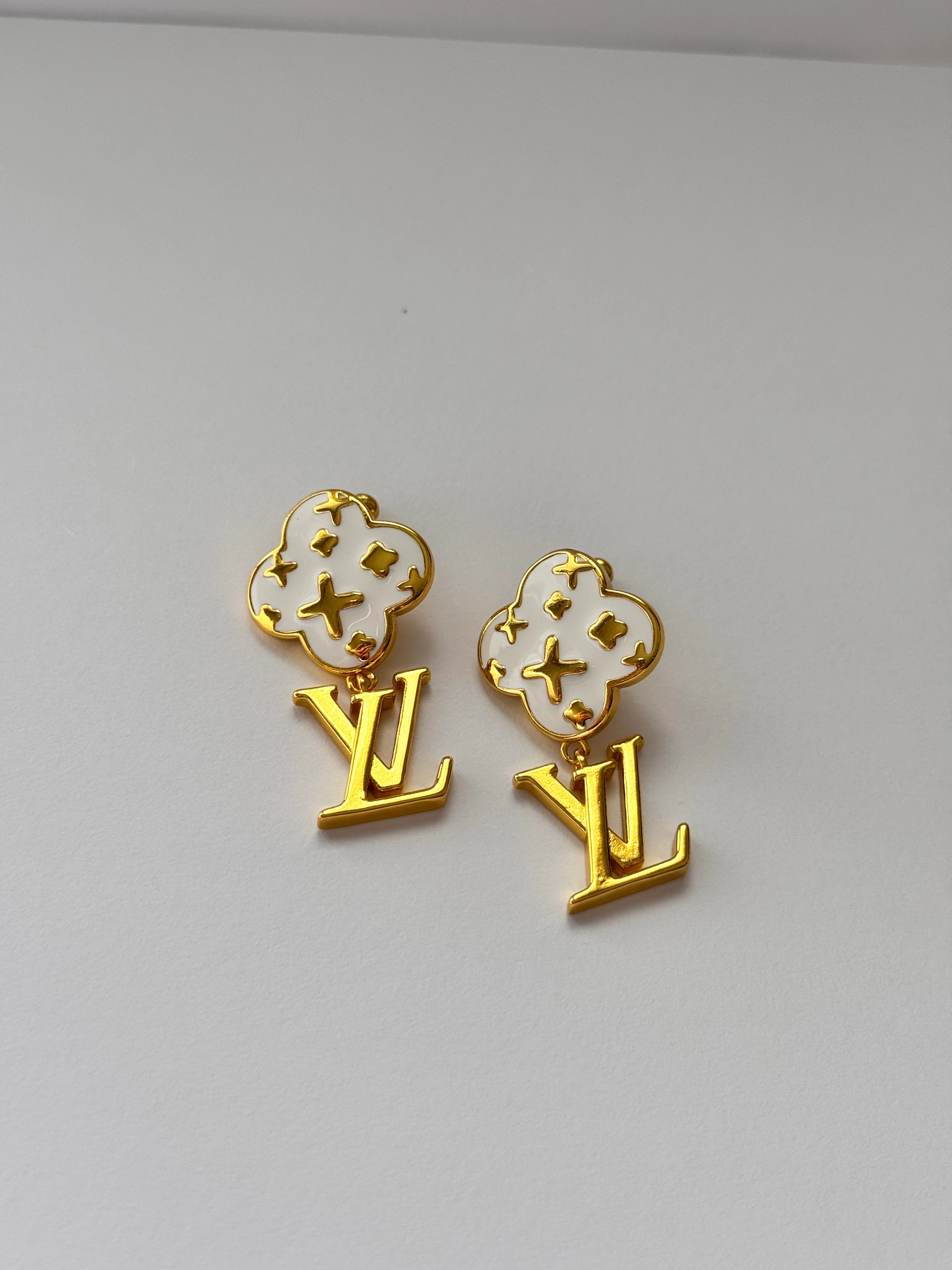 LV White Logo Dangle Küpe