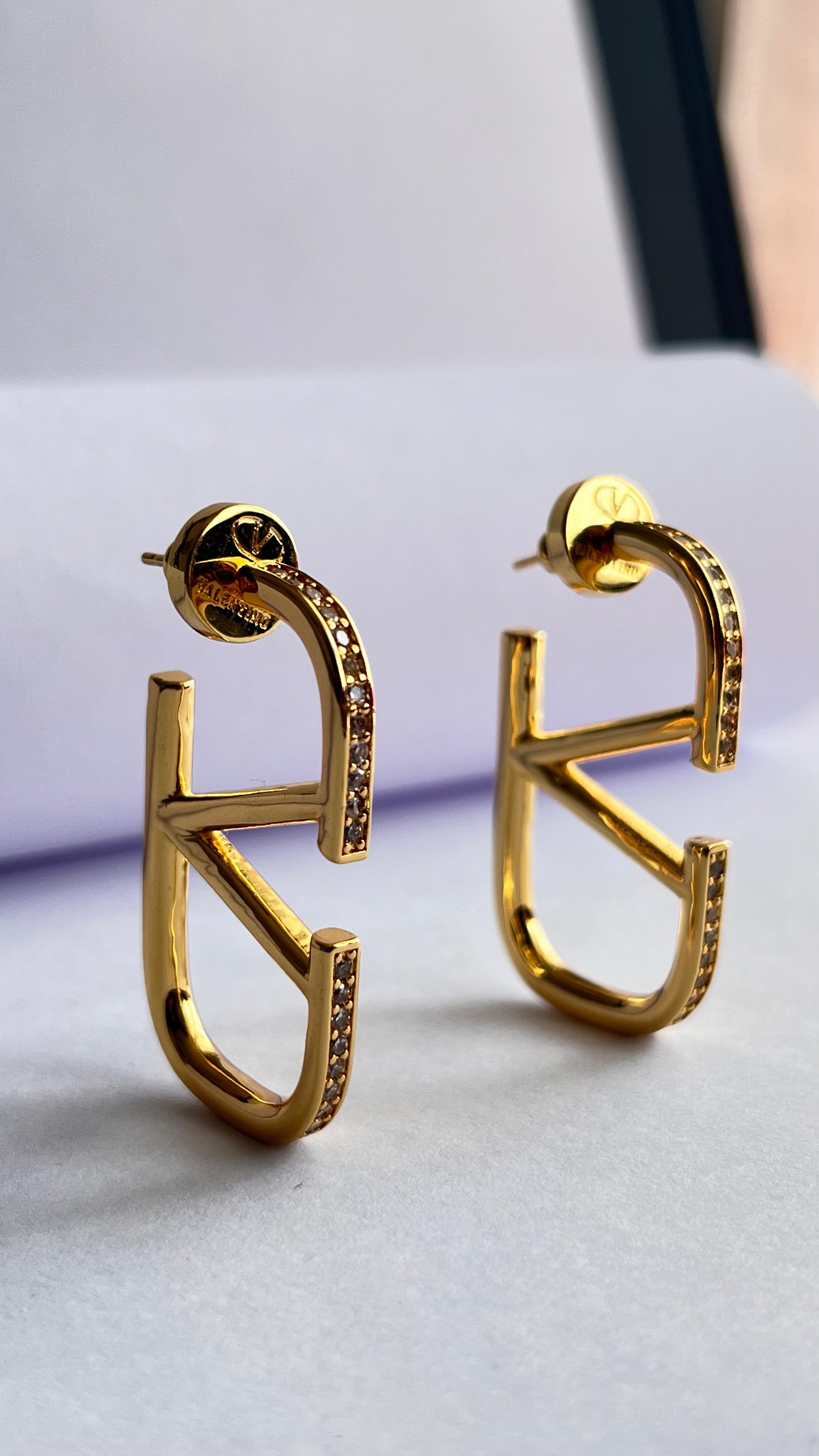 Vlntino. Logo Detay Taşlı Gold Küpe