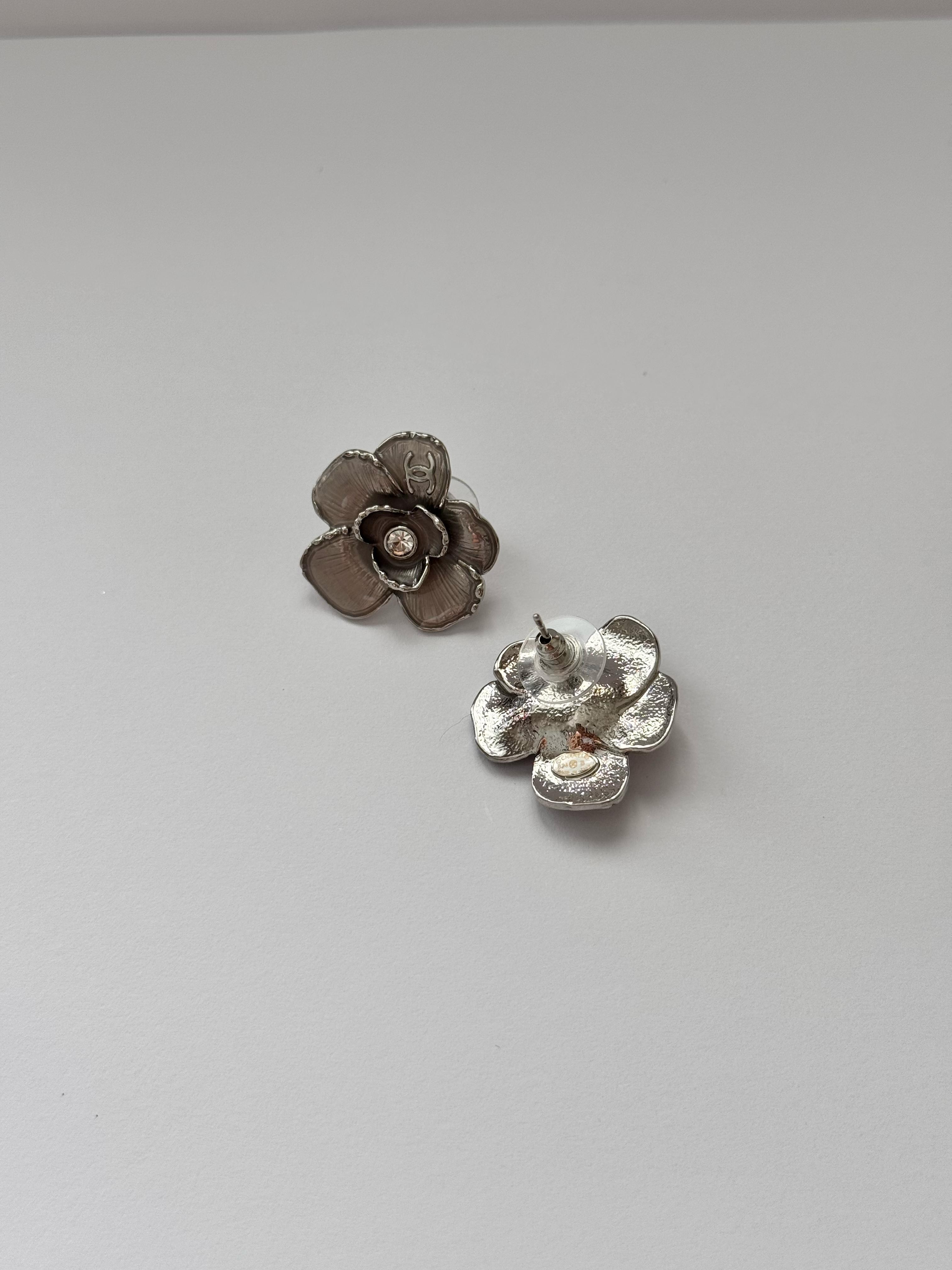 Chnl. Rose Argentée en Fleurs