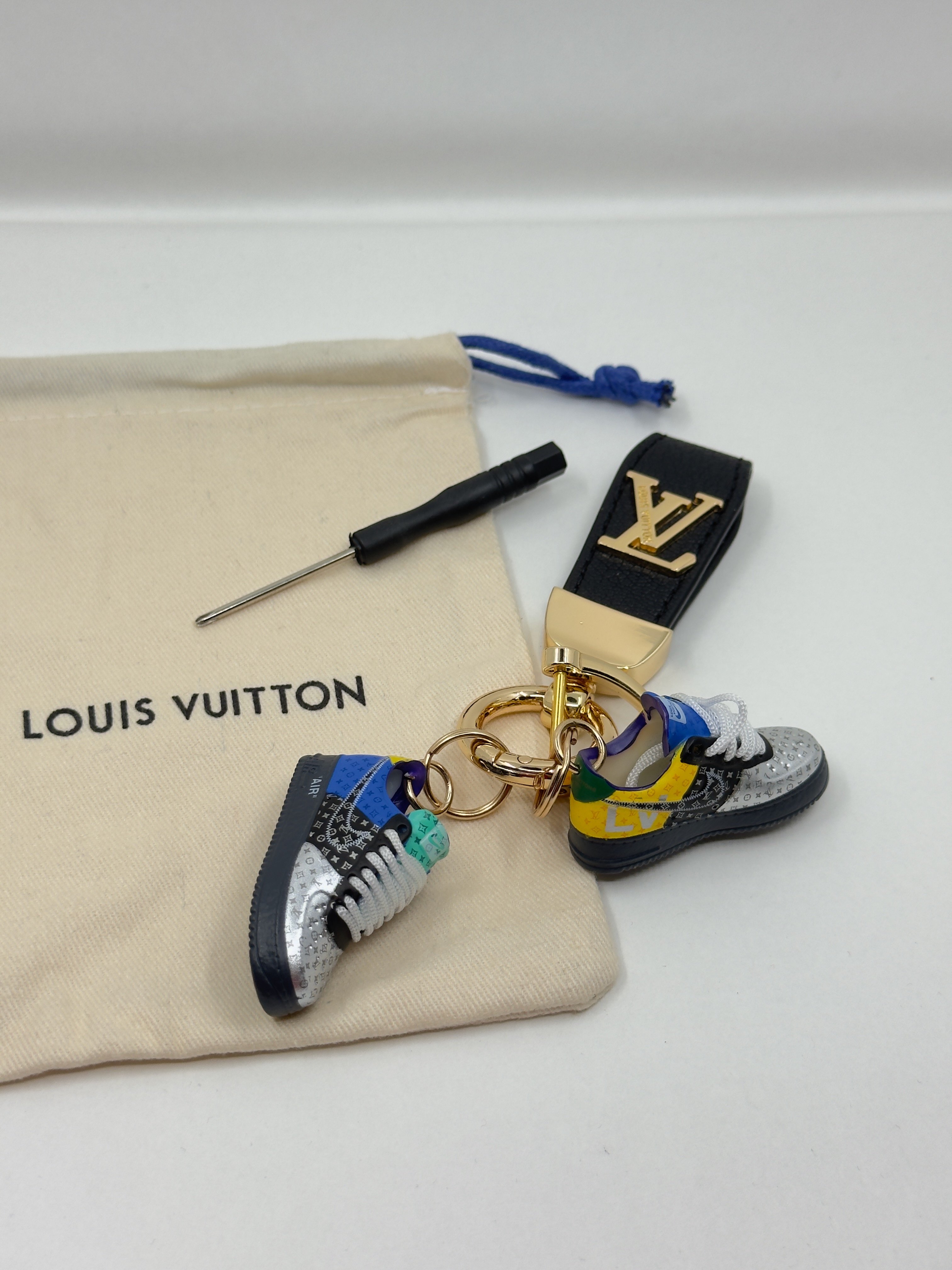 LV. Mavi- Gümüş Detaylı Ayakkabı Bag Charm