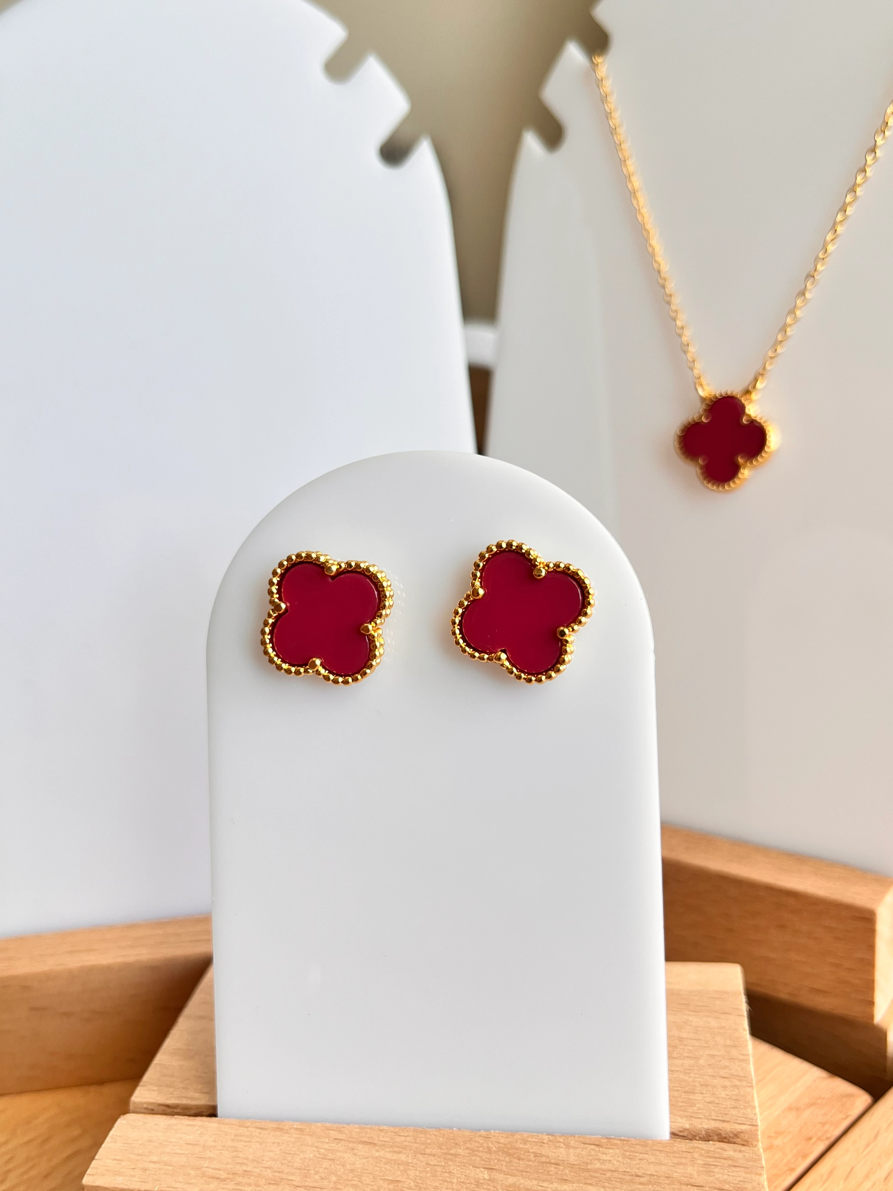 koyu pembe tek yonca küpe