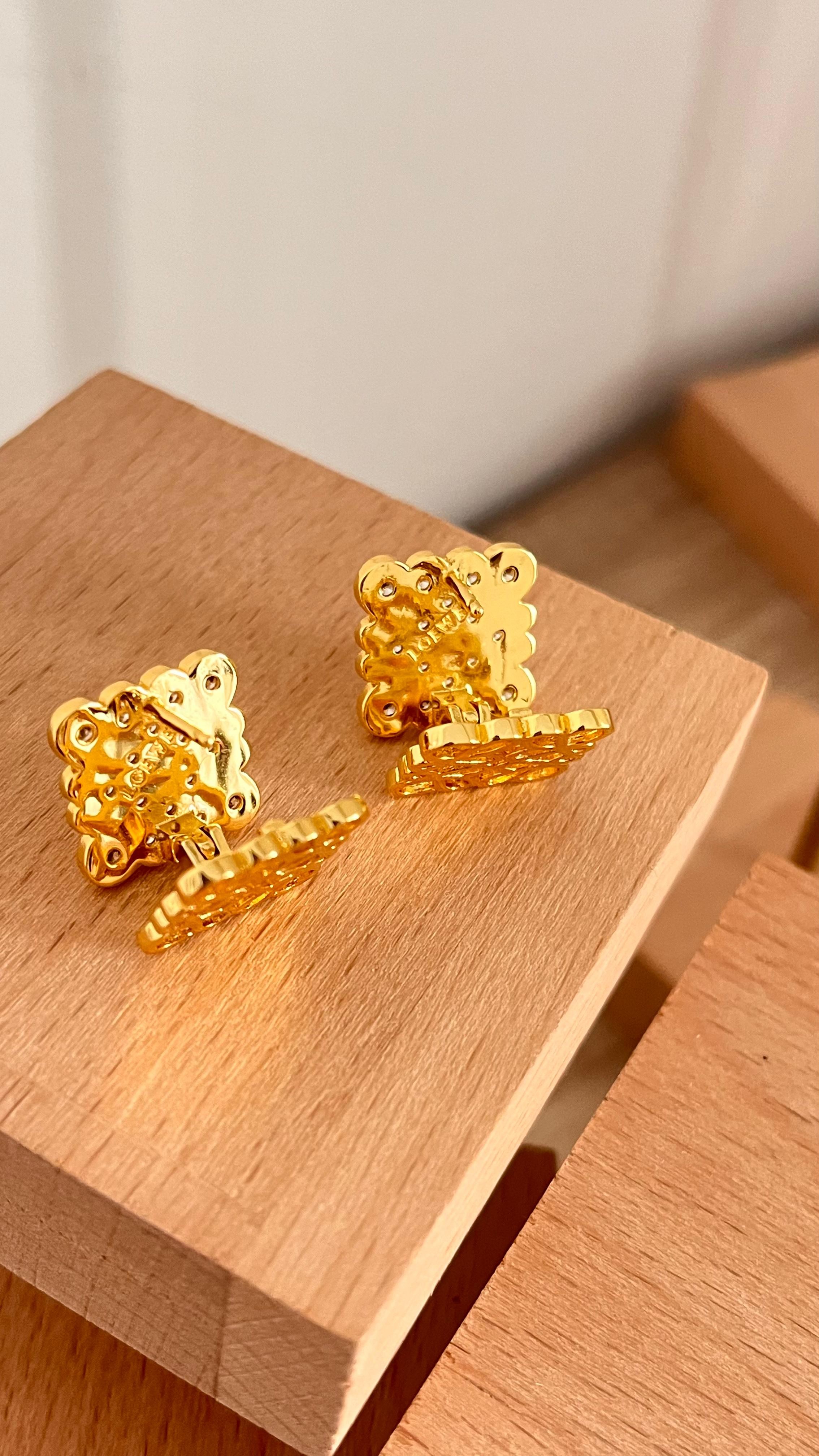 Lowe. Gold İki Taraflı Logo Küpe