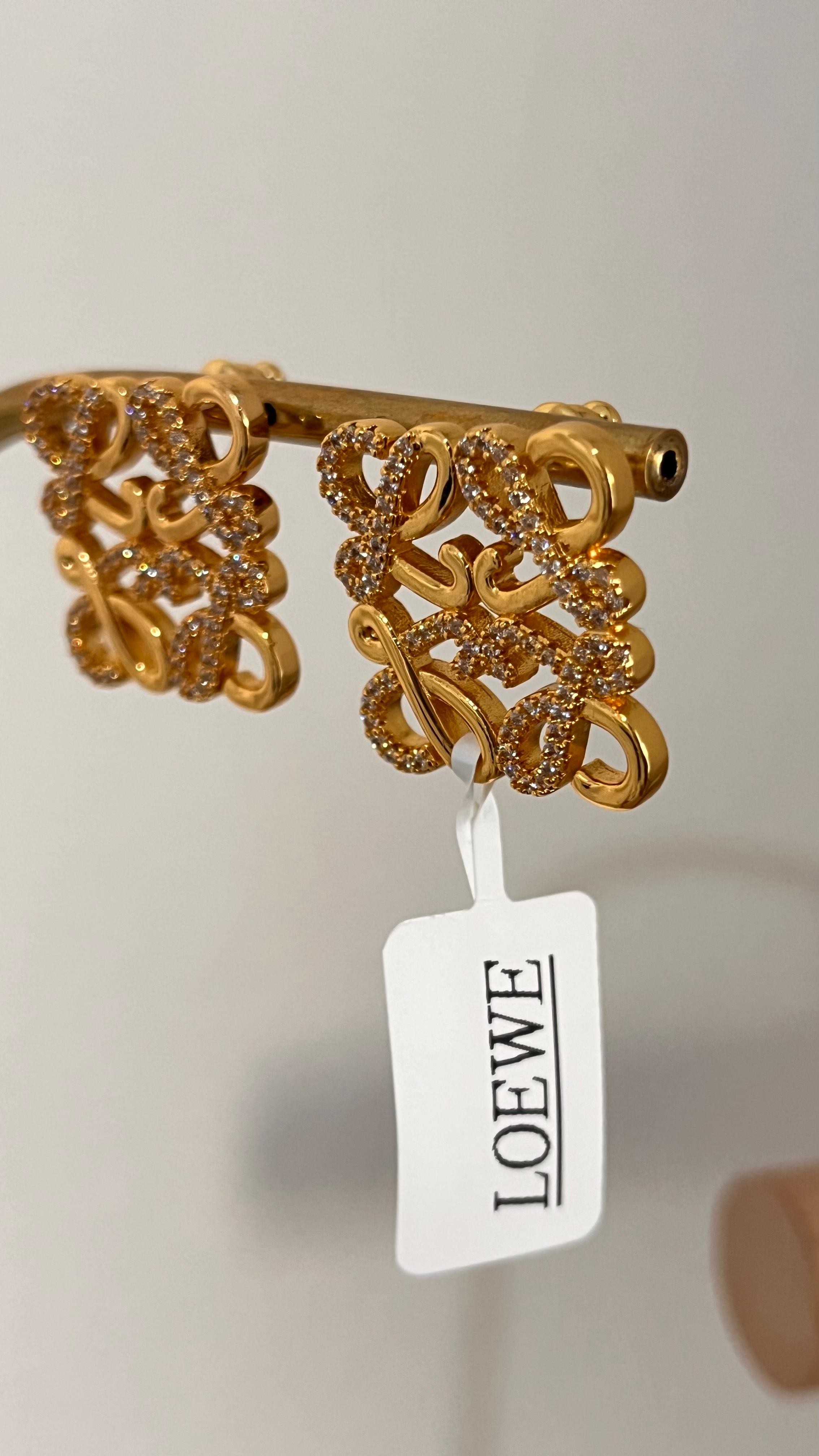 Lowe. Gold Dikdörtgen Logo Küpe