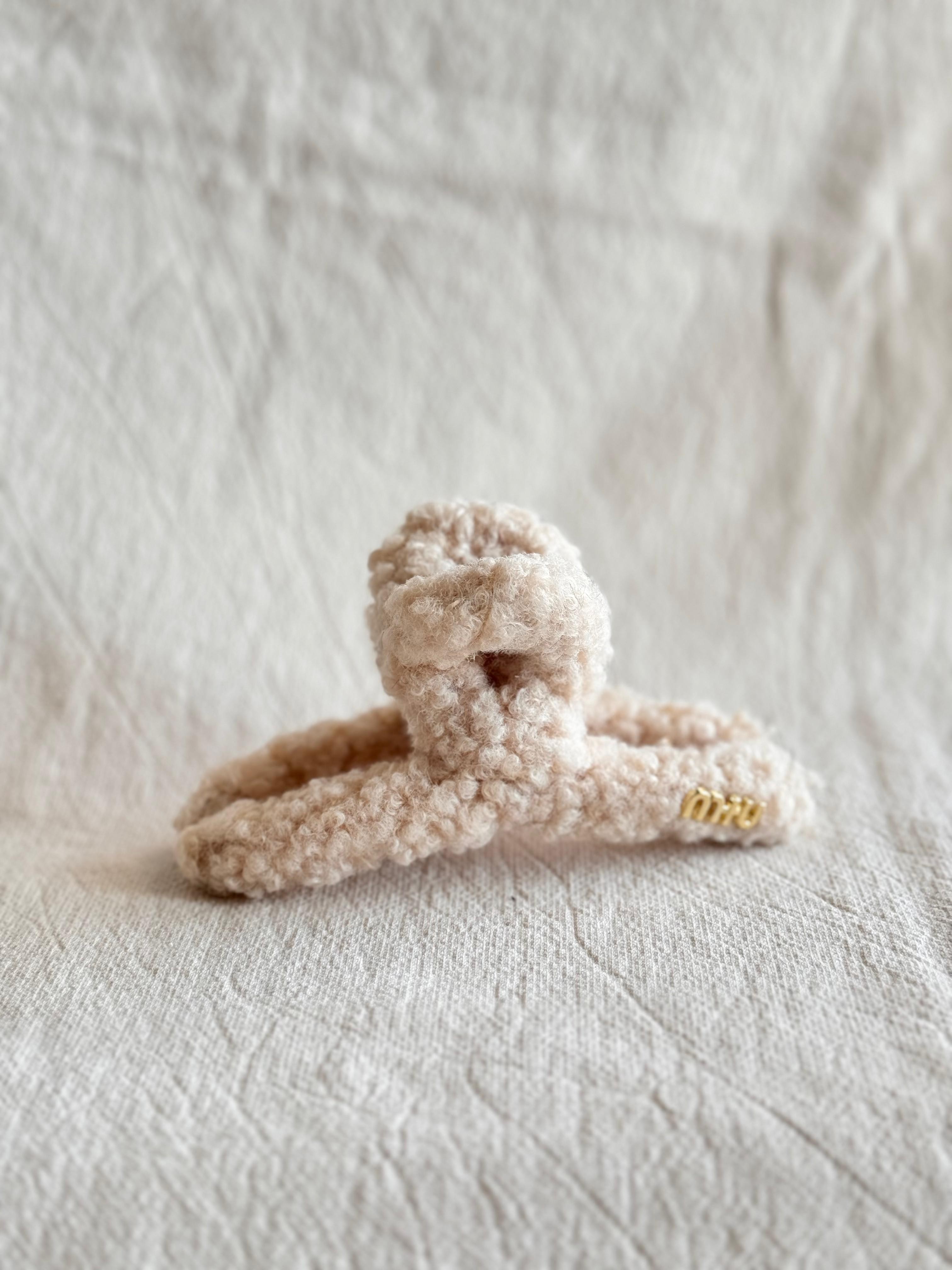 Miu. Kıskaçlı Krem Rengi Peluş Toka