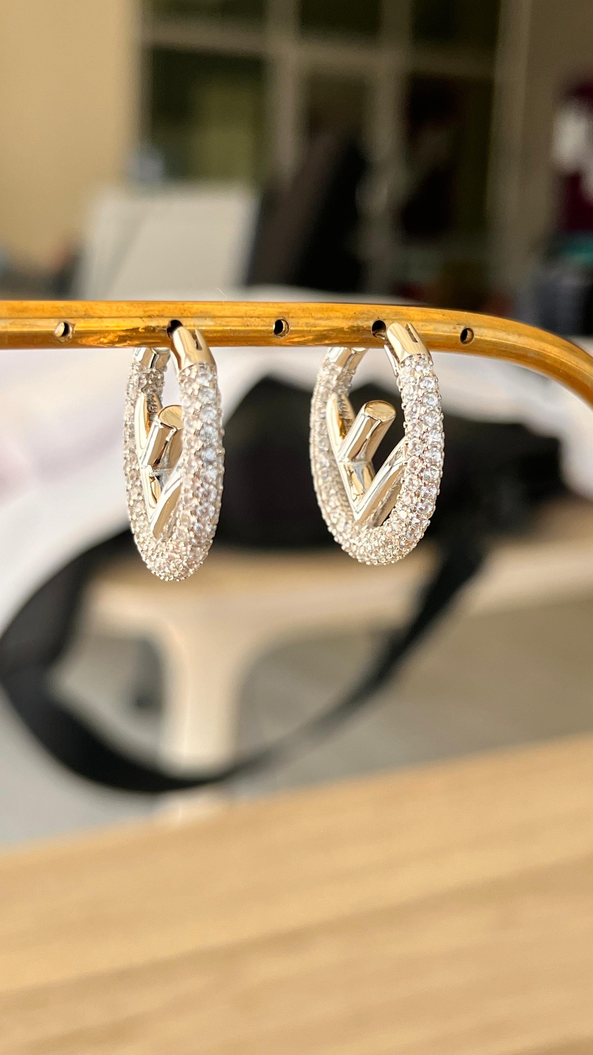 Fndi. Logo Detaylı Taşlı Silver Küpe