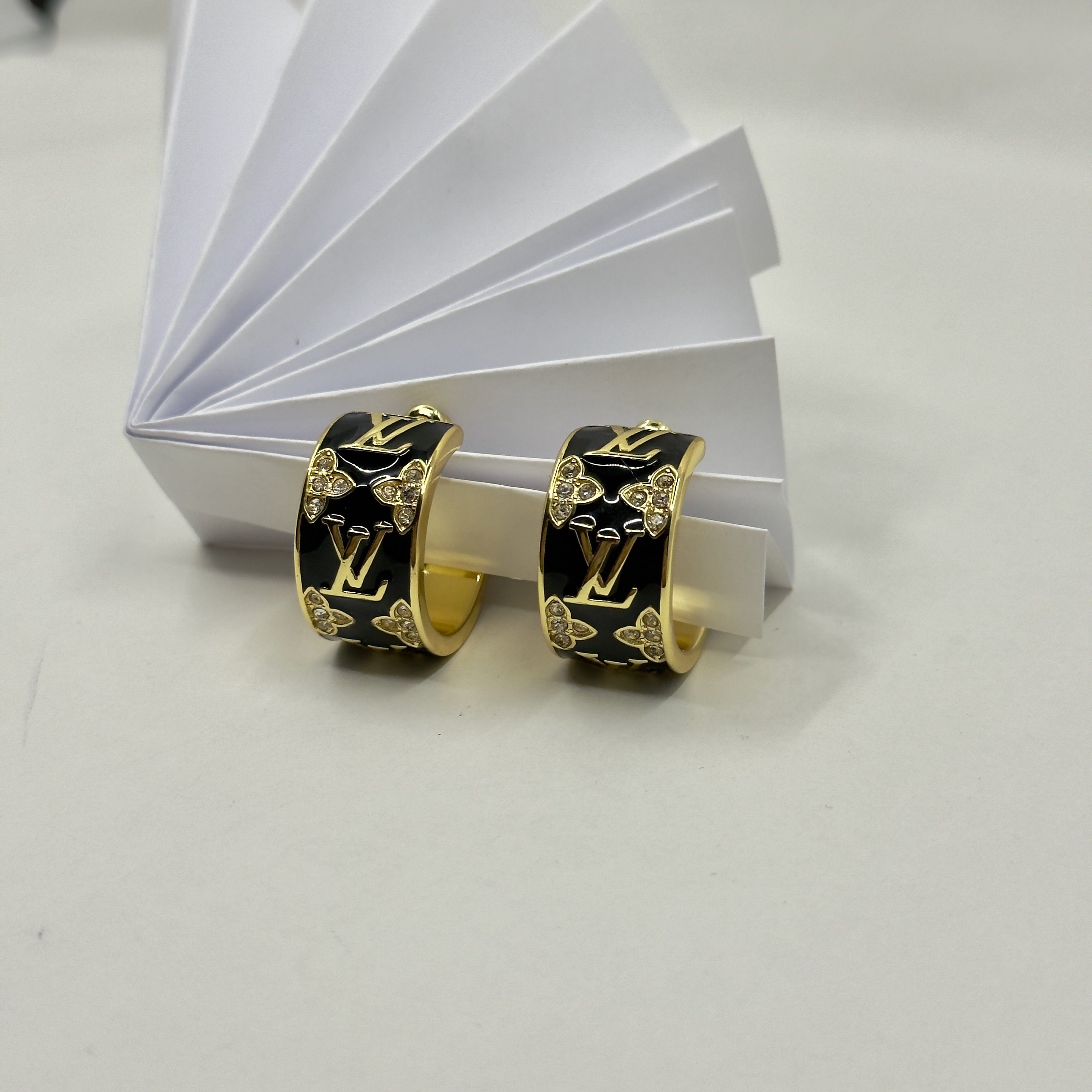 LV. Siyah Taşlı Enamel Küpe