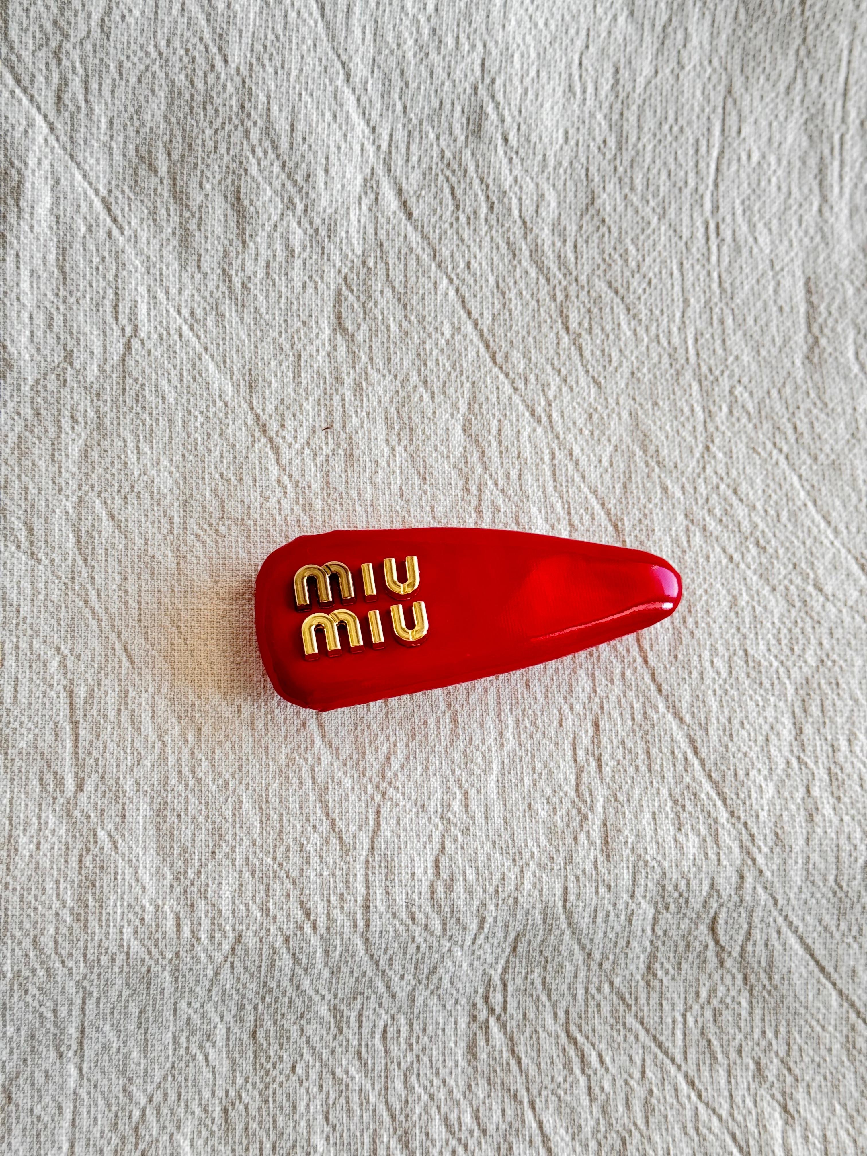 Miu. Koyu Kırmızı Toka