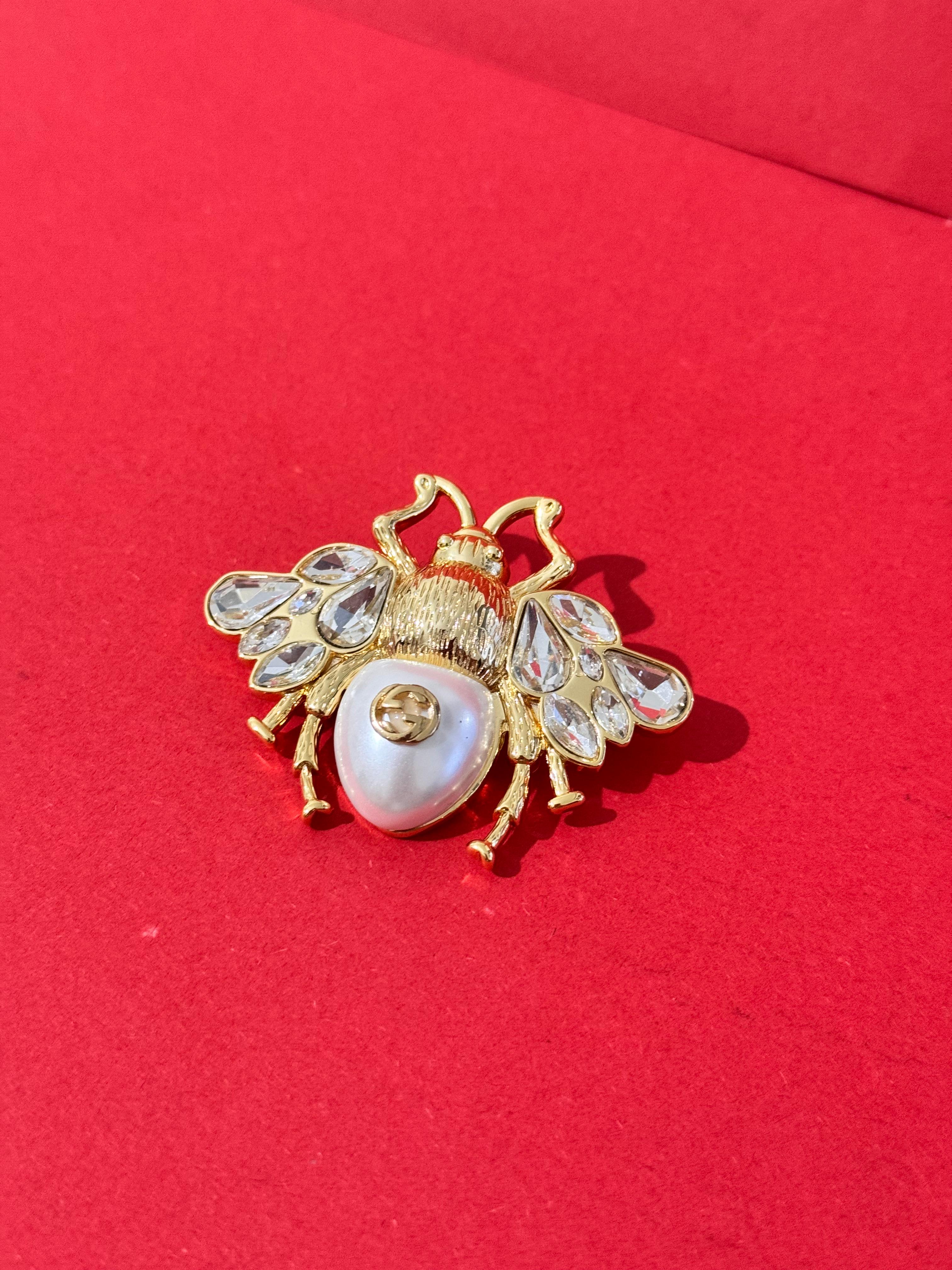 Gcci. Gold Arı Taşlı Broş