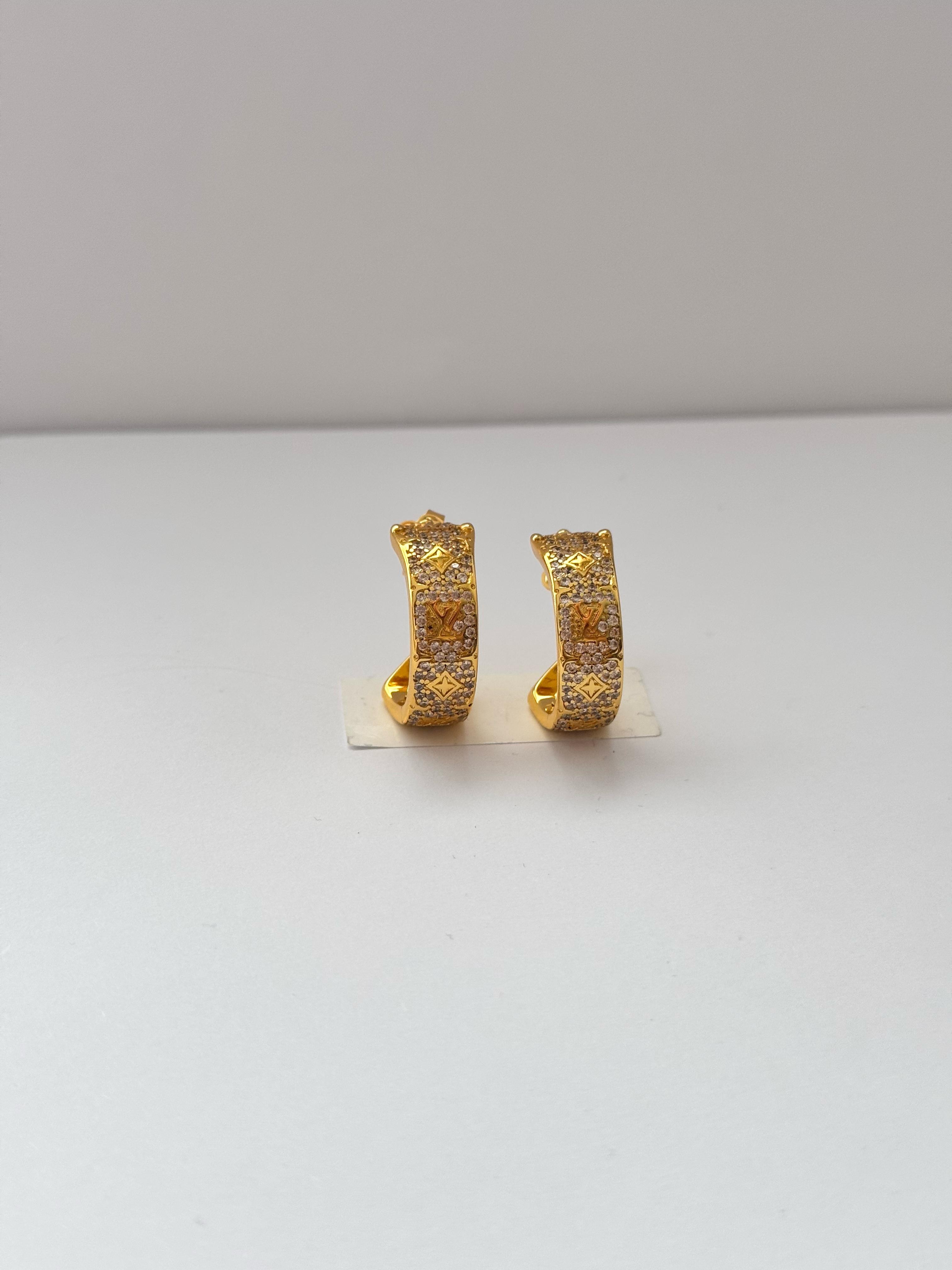 LV. Taşlı Yarım Halka Gold Küpe