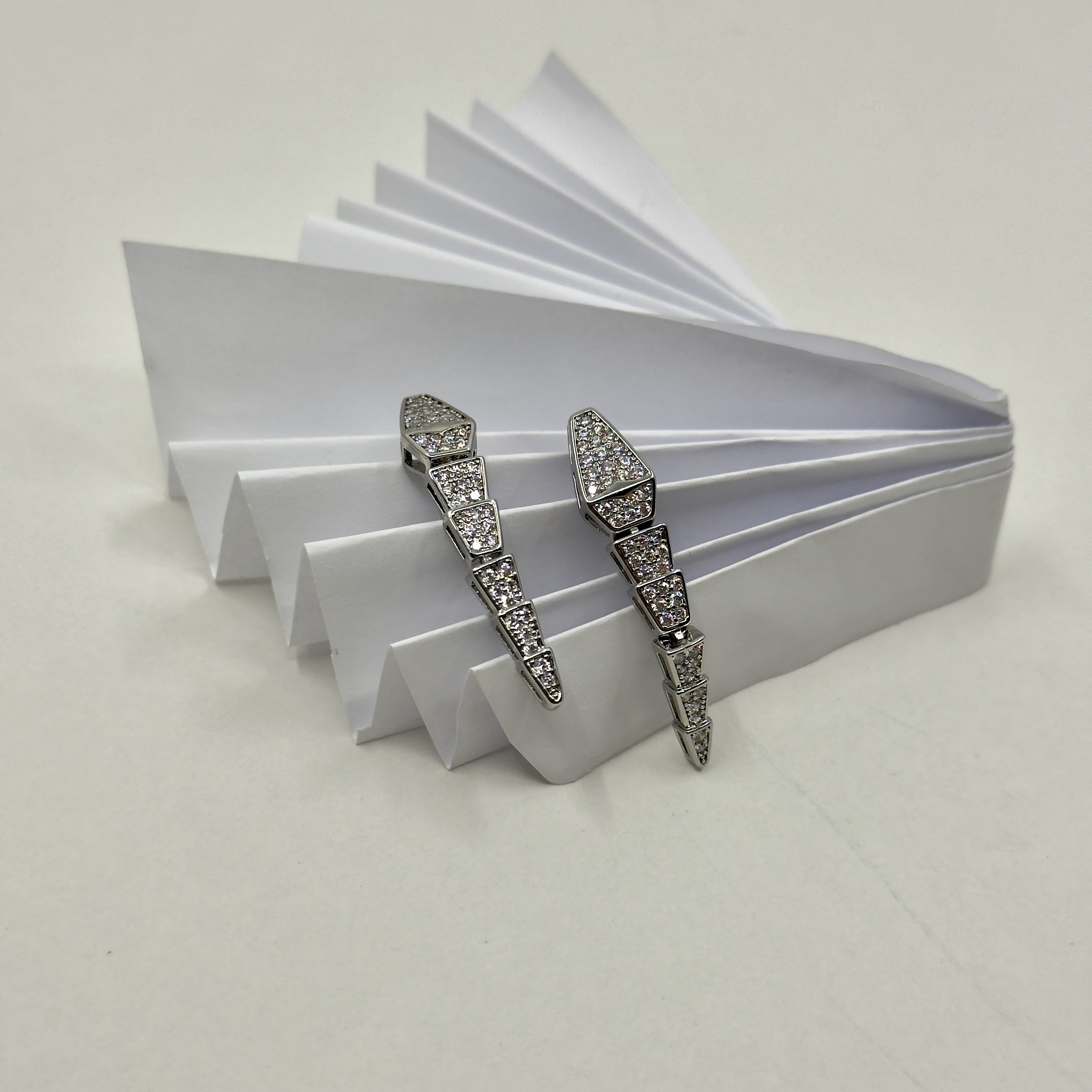 Bvl. Silver Taşlı Serpenti Küpe