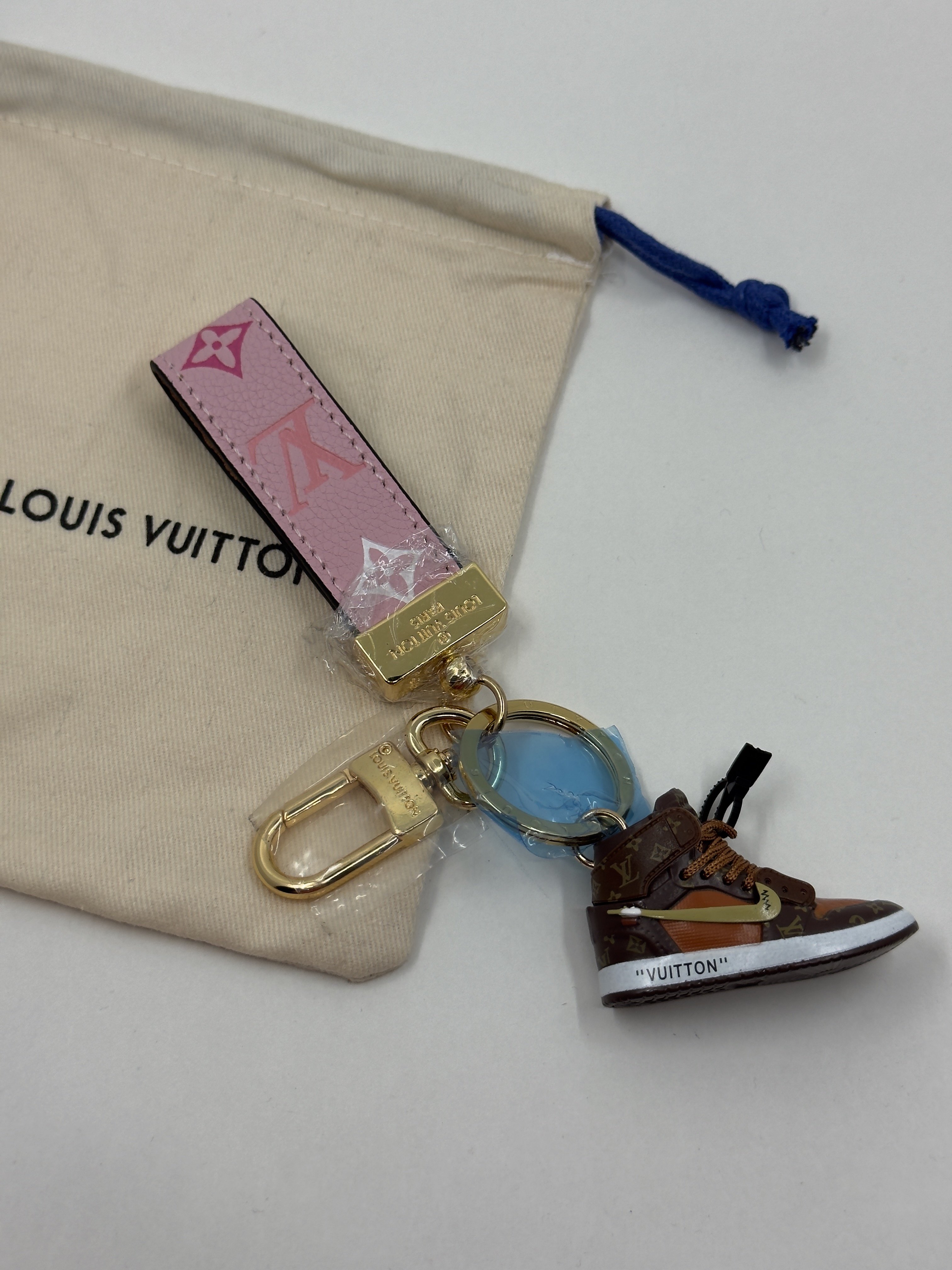 LV. Pembe Kulp Ayakkabı Bag Charm