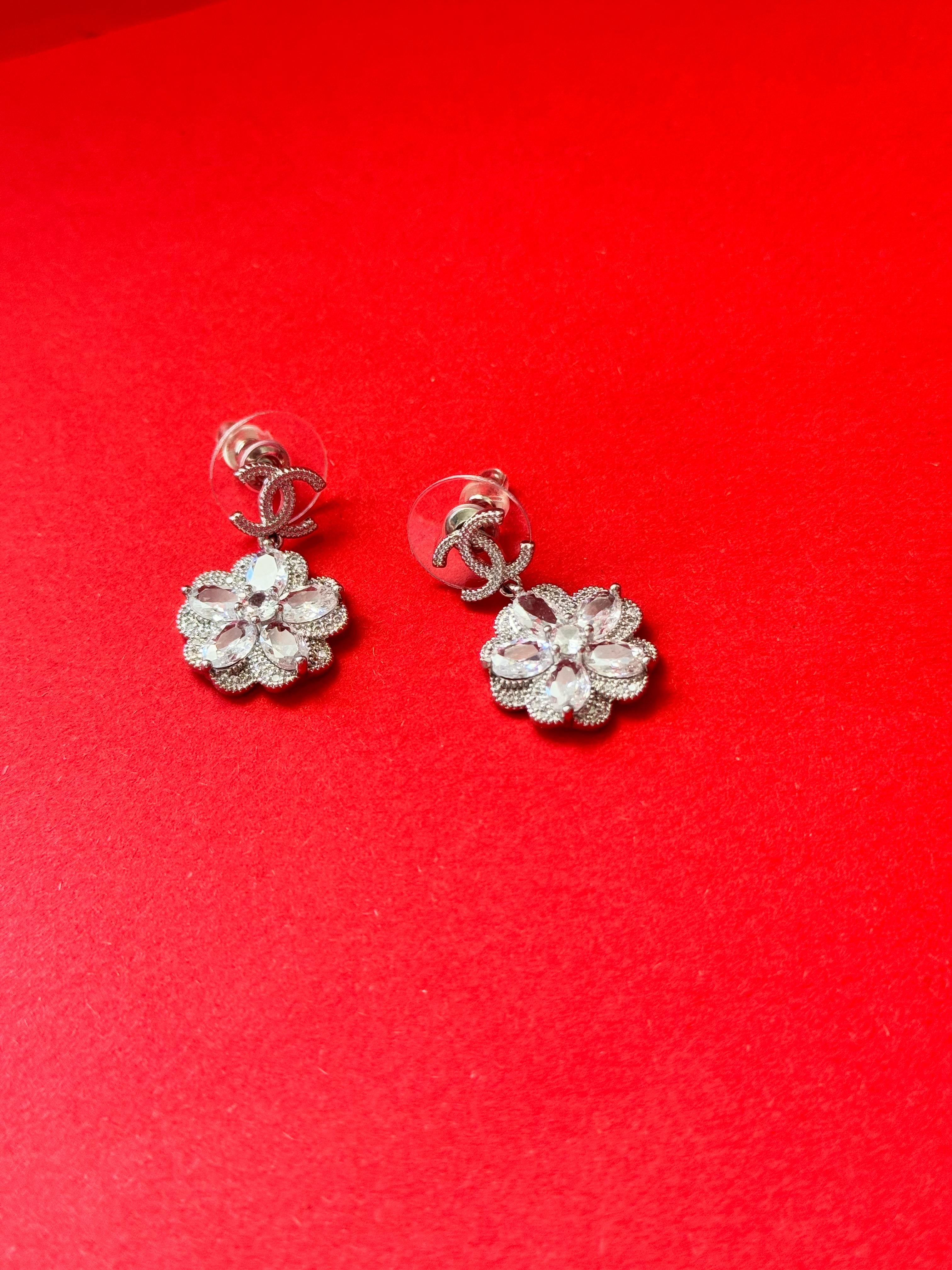 Chnl. Silver Fleur de Cristale Küpe