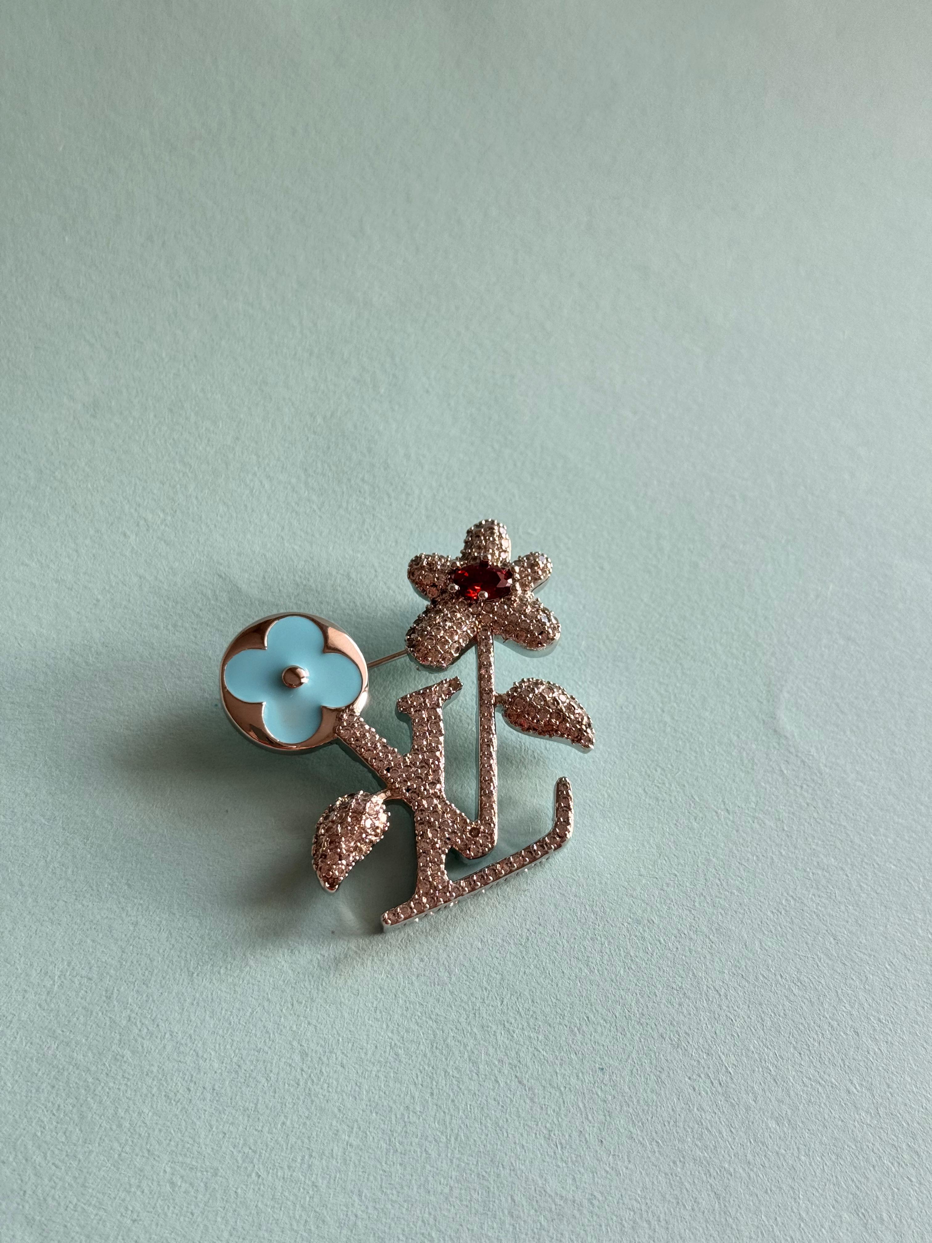 LV. Silver Taşlı Mavi Detay Logo Broş