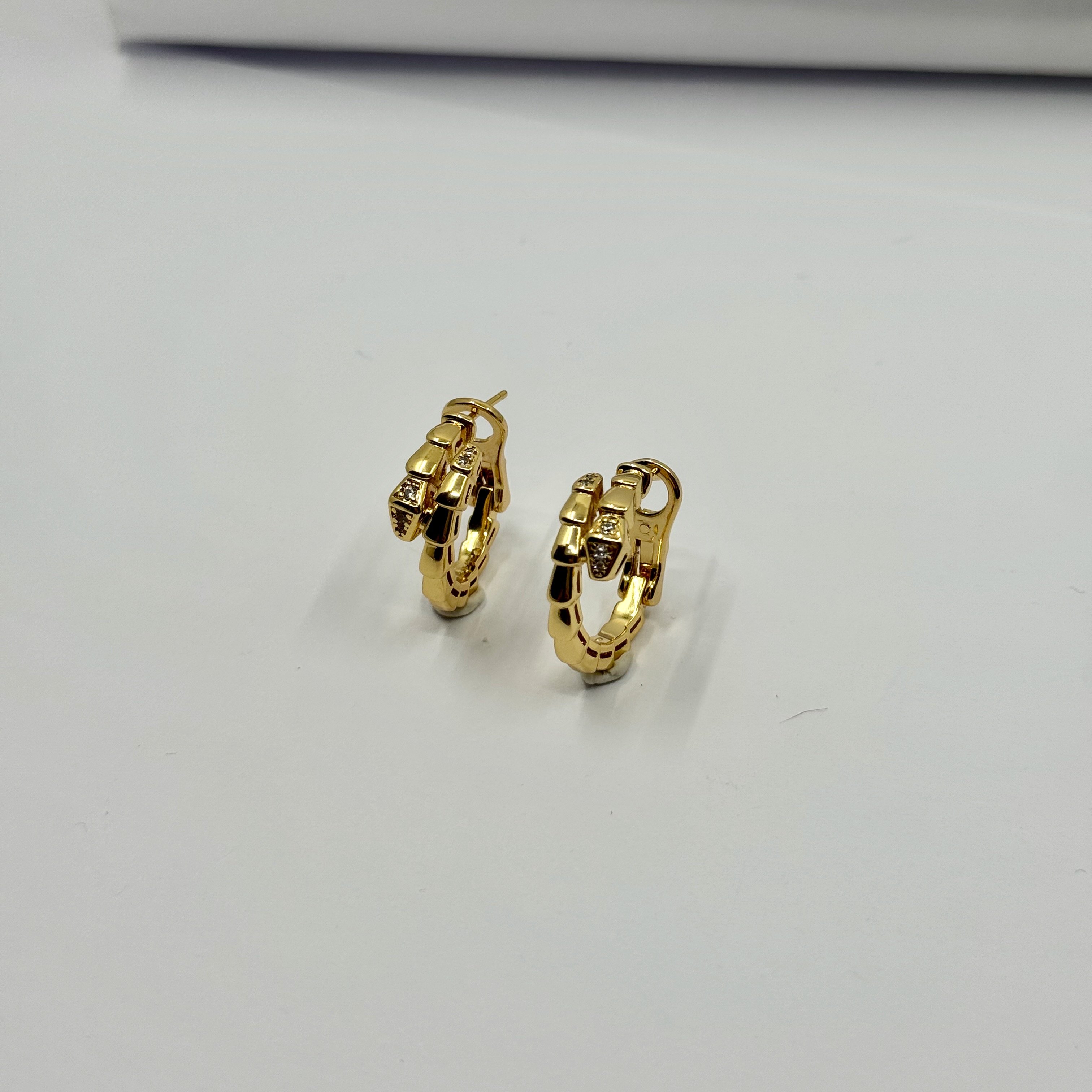 Gold Ucu Taşlı Küpe