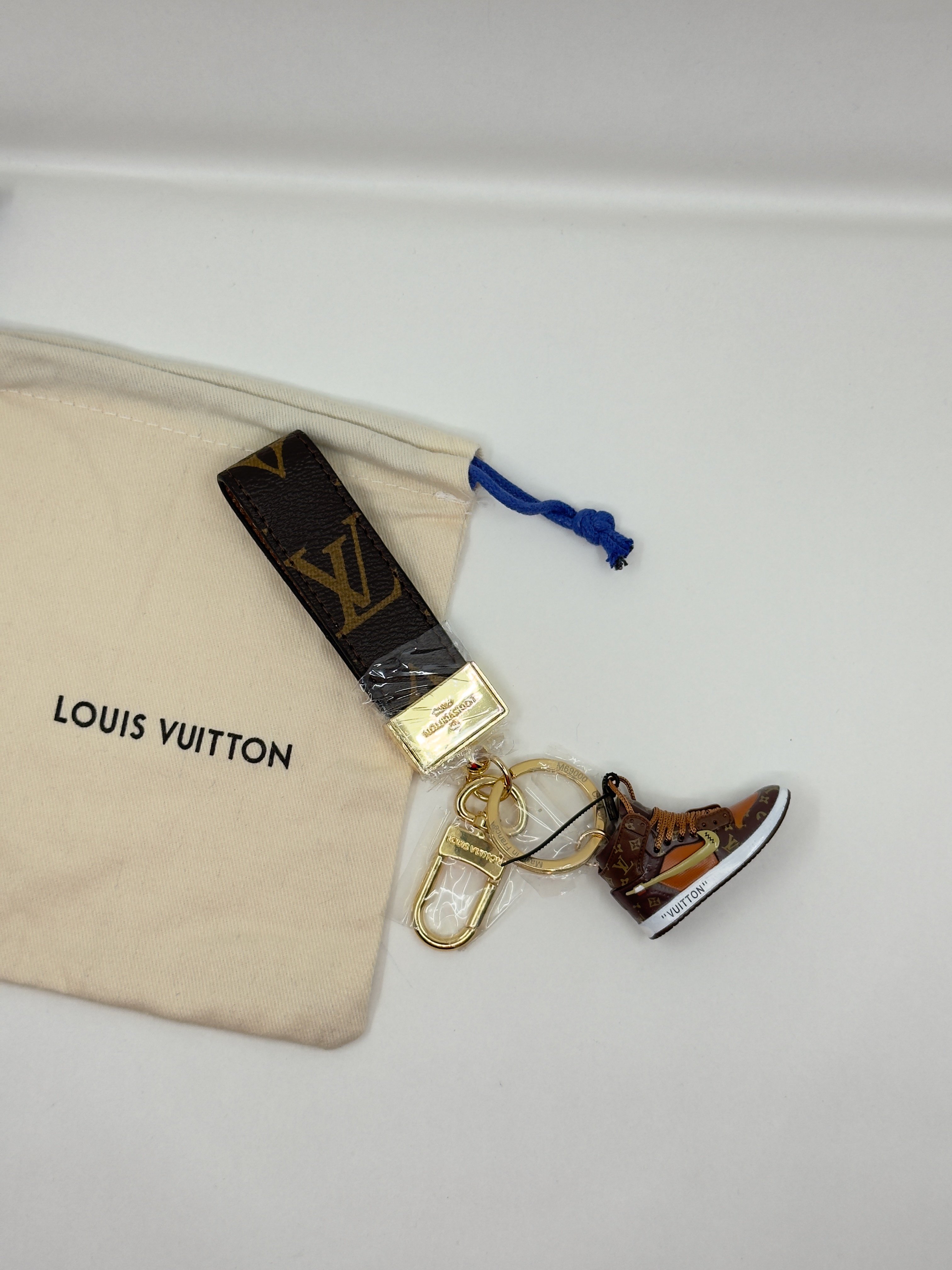 LV. Kahverengi Ayakkabı Bag Charm