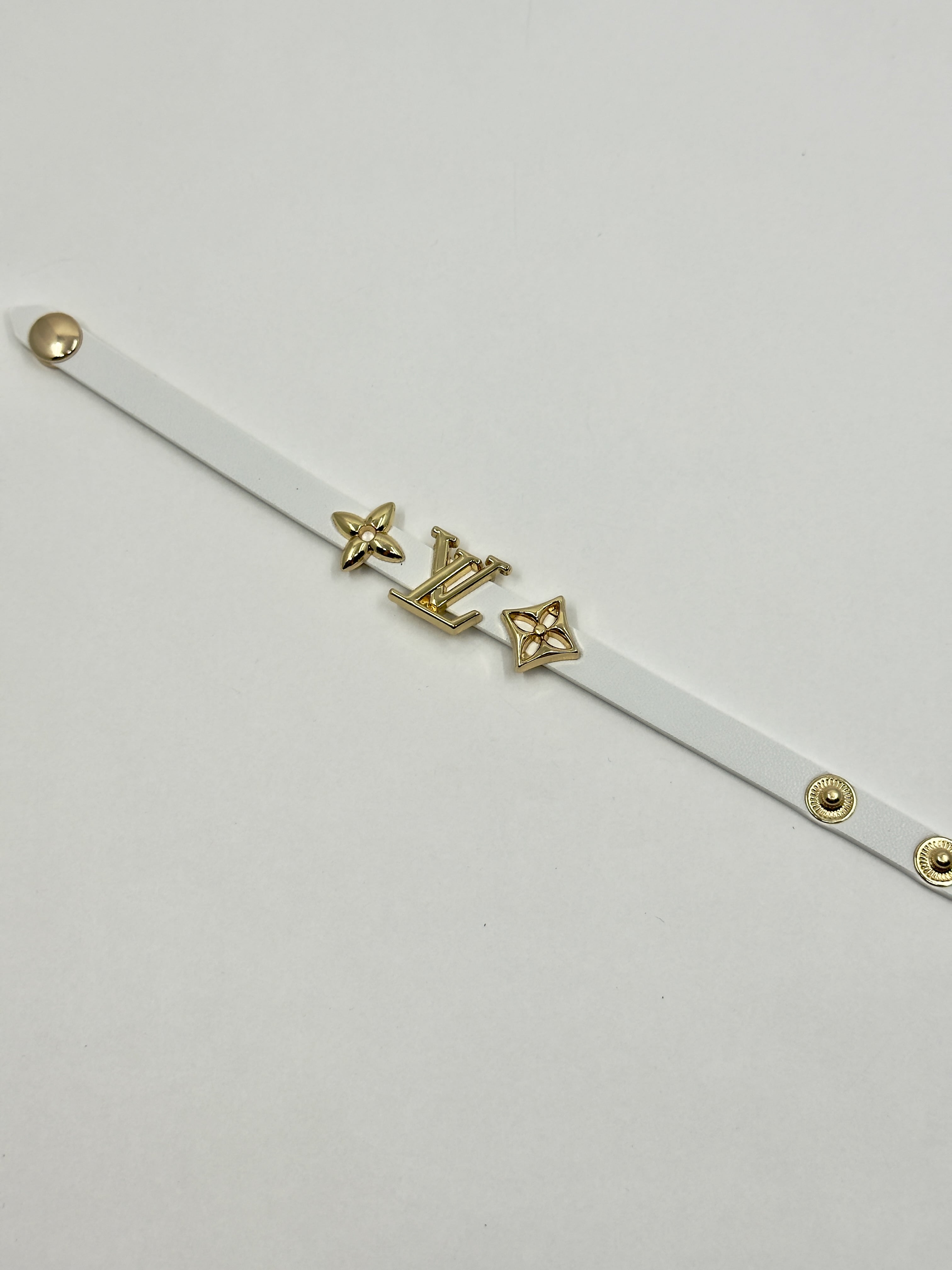 LV. Beyaz Gold Logo Deri Bileklik