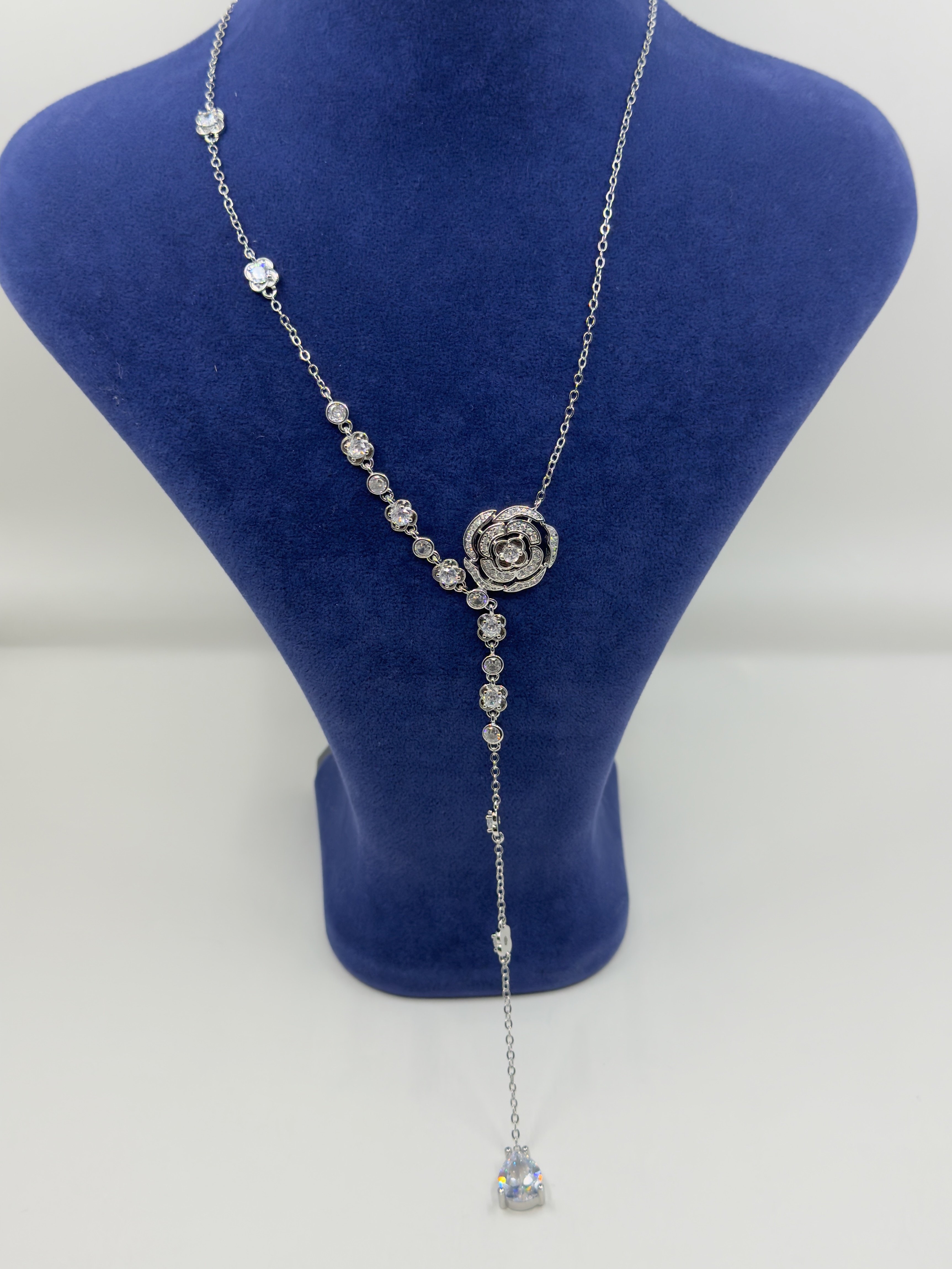 Chnl. Collier de Fleurs Avec Pierres Kolye