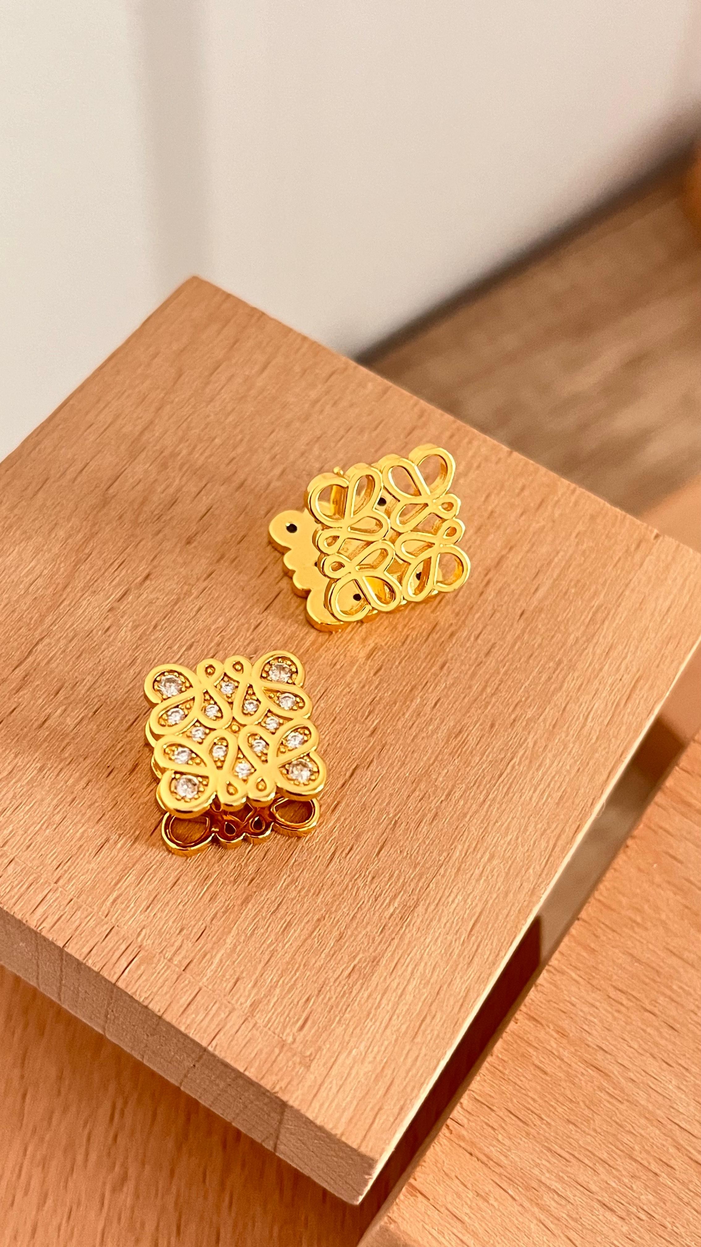 Lowe. Gold İki Taraflı Logo Küpe