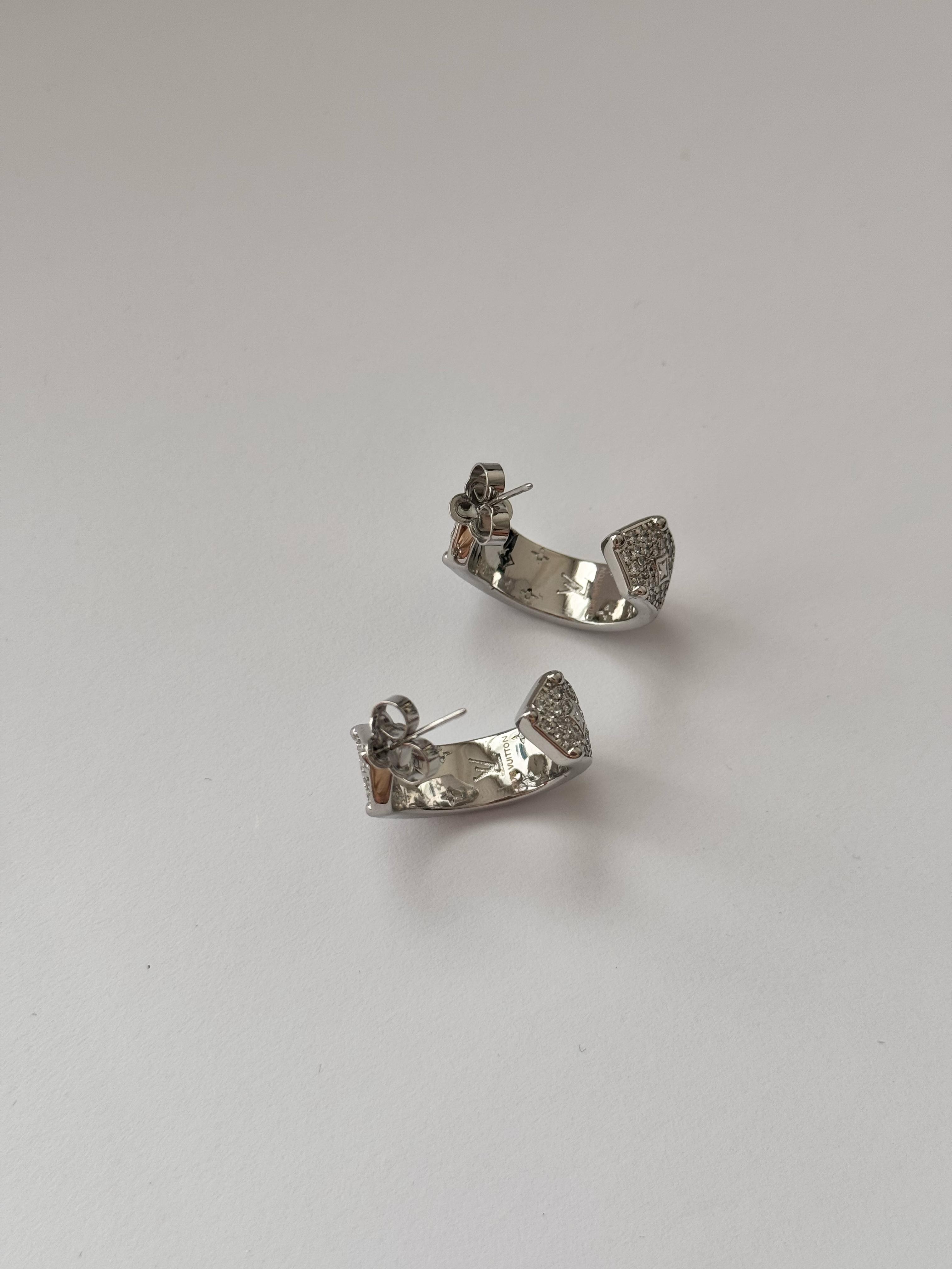 LV. Yarım Halka Silver Taşlı Küpe