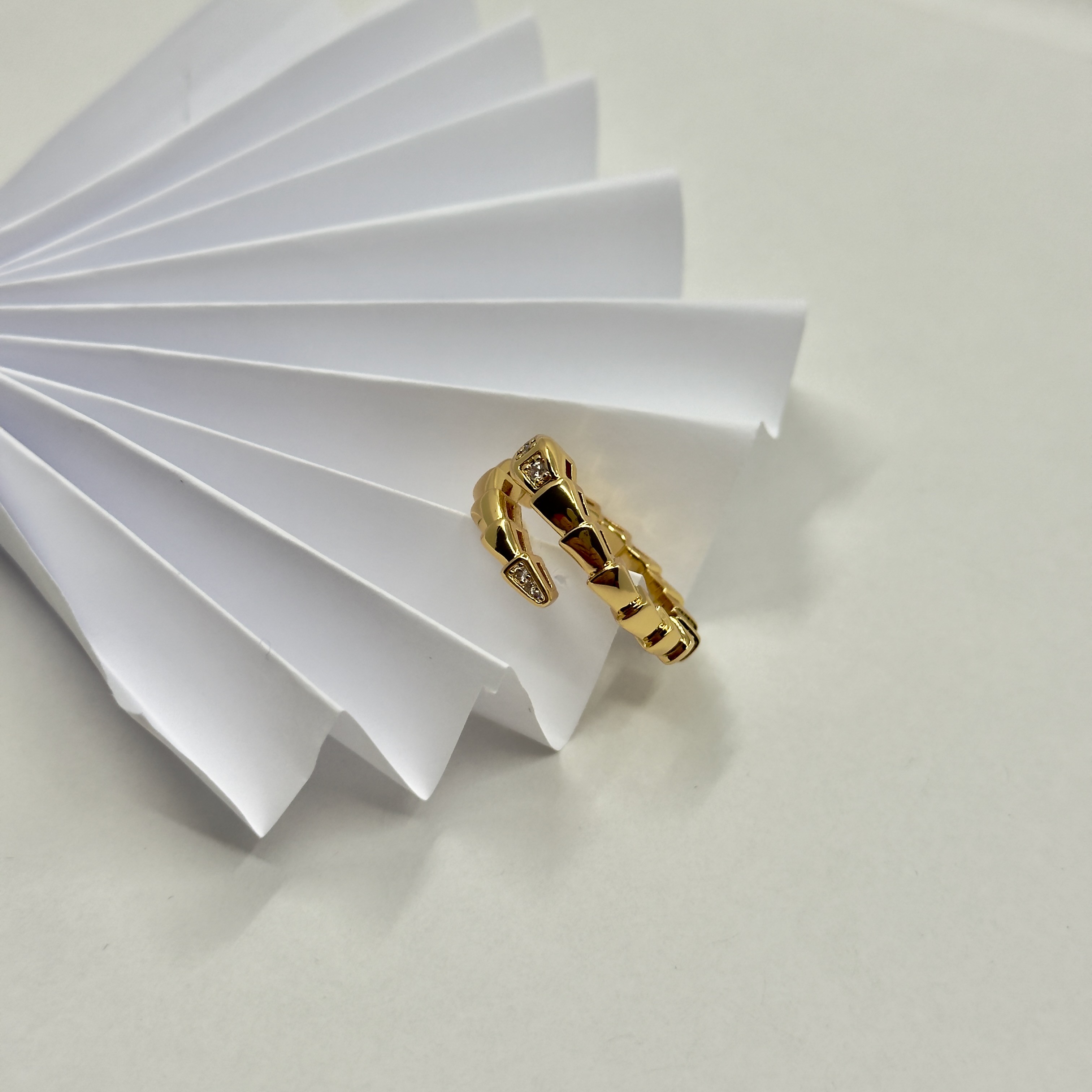 Bvl. Tek Sıra Gold Serpenti Yüzük