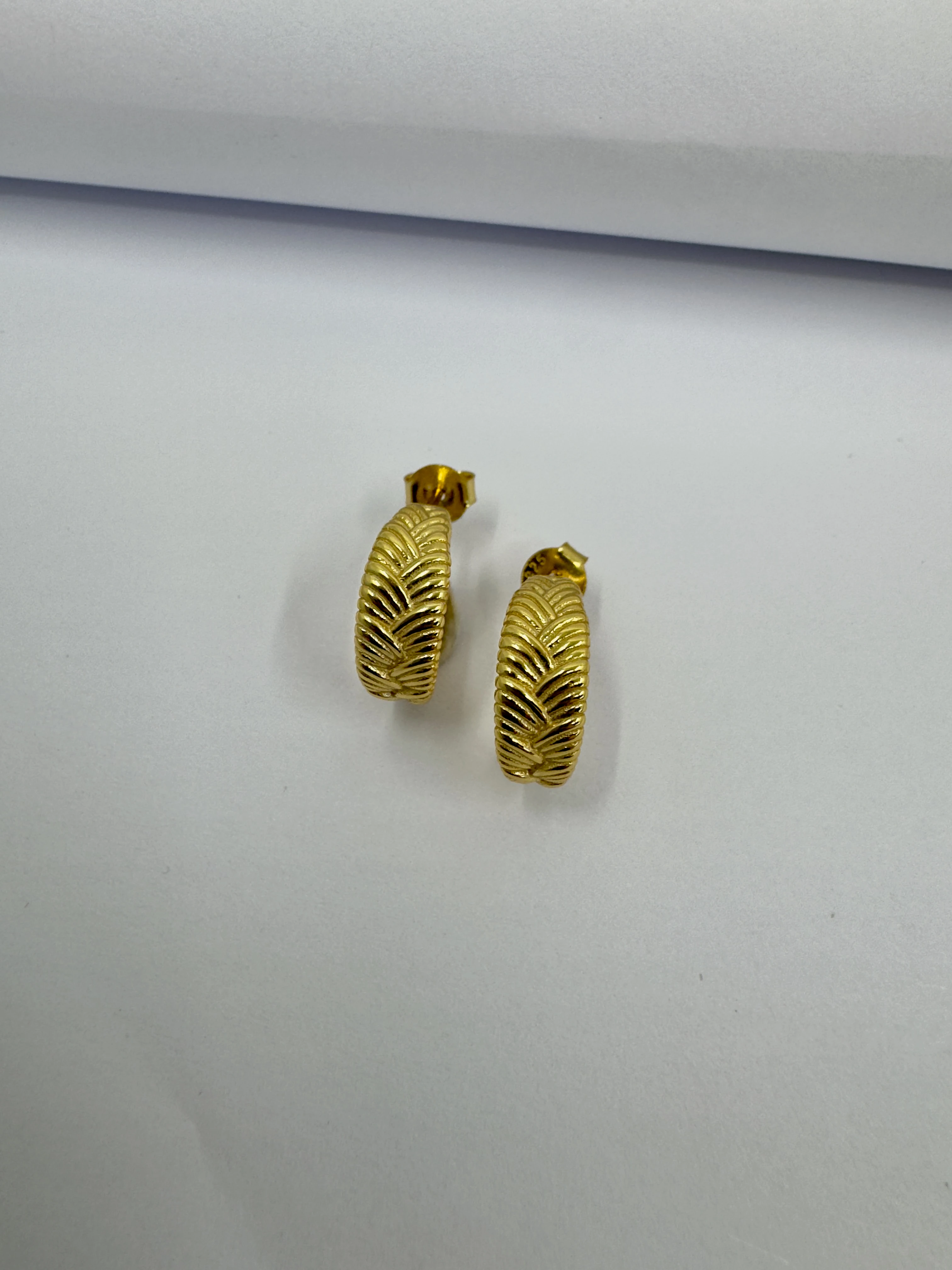 Altın Yaprak Desenli Halka Küpe