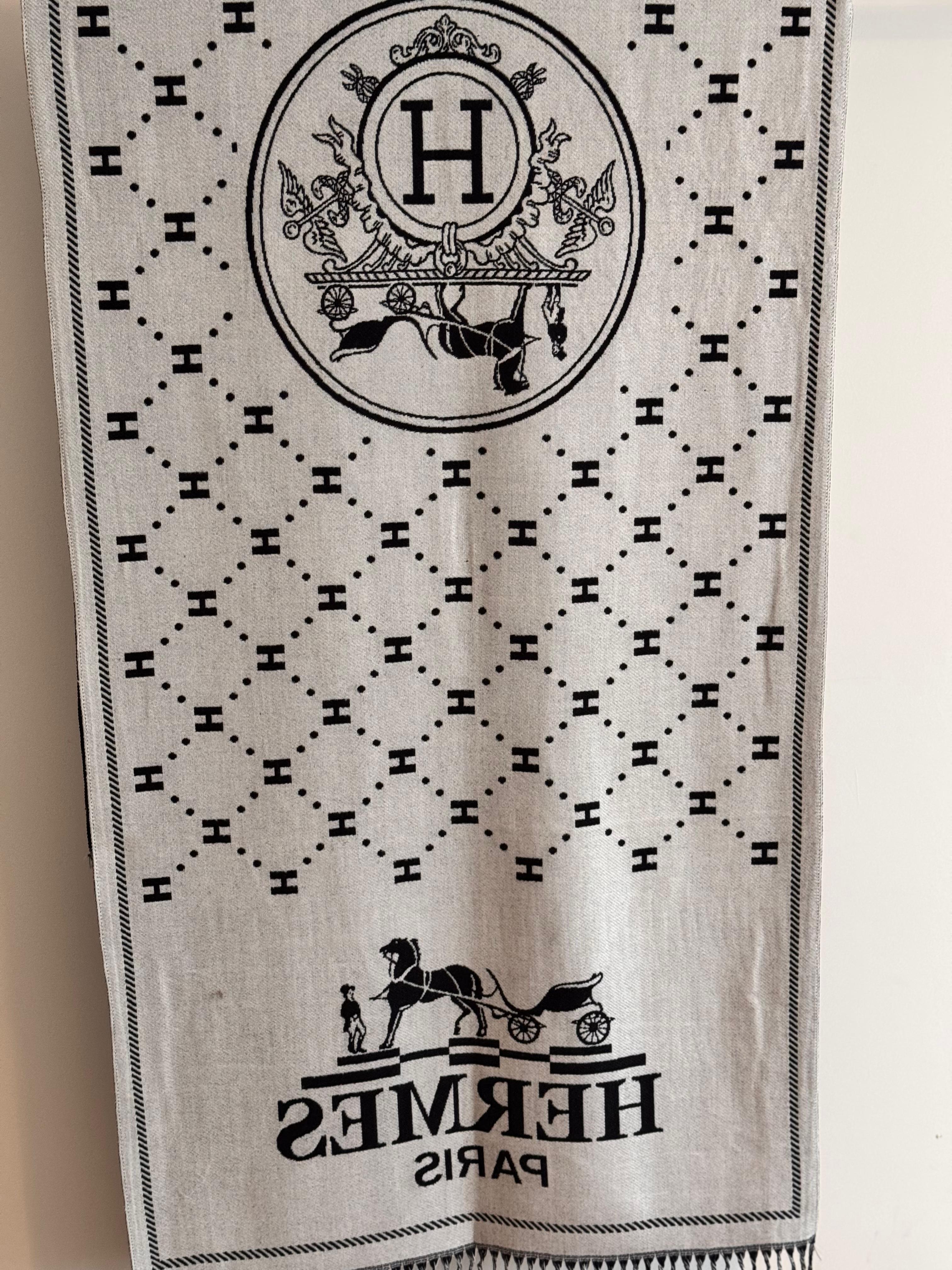 Hrms. Siyah Beyaz Çift Taraflı Logo Şal