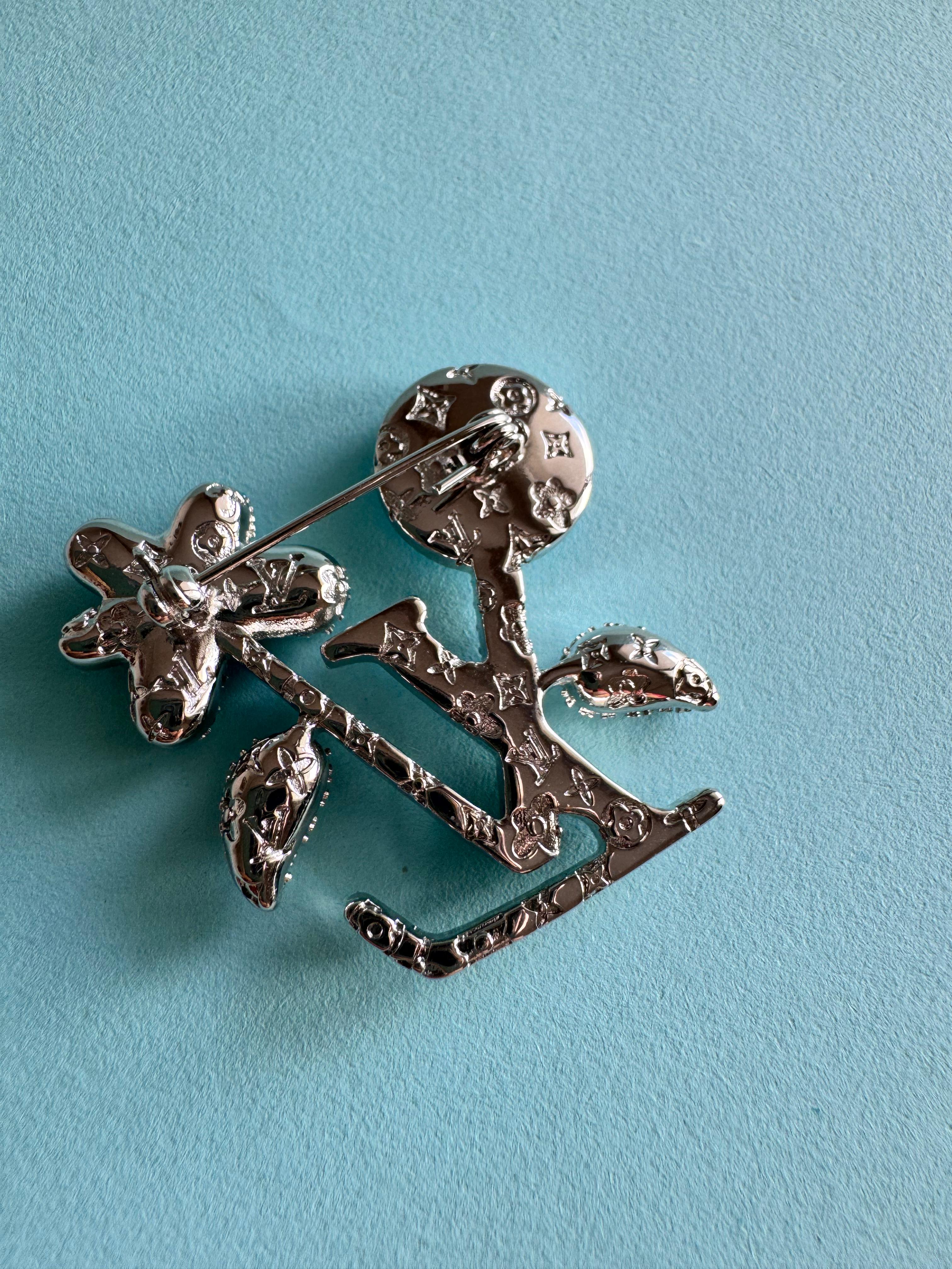 LV. Silver Taşlı Mavi Detay Logo Broş