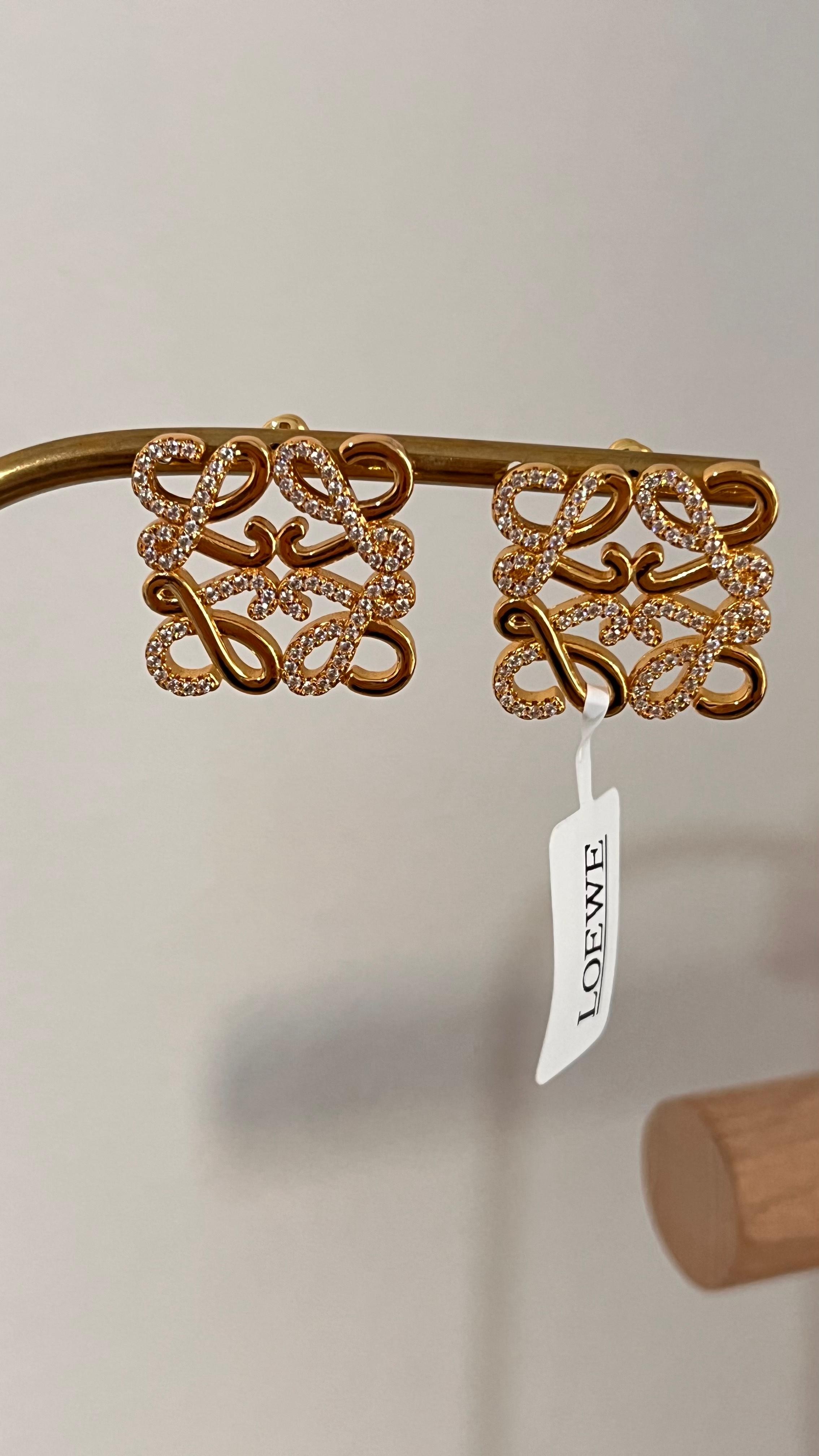 Lowe. Gold Dikdörtgen Logo Küpe