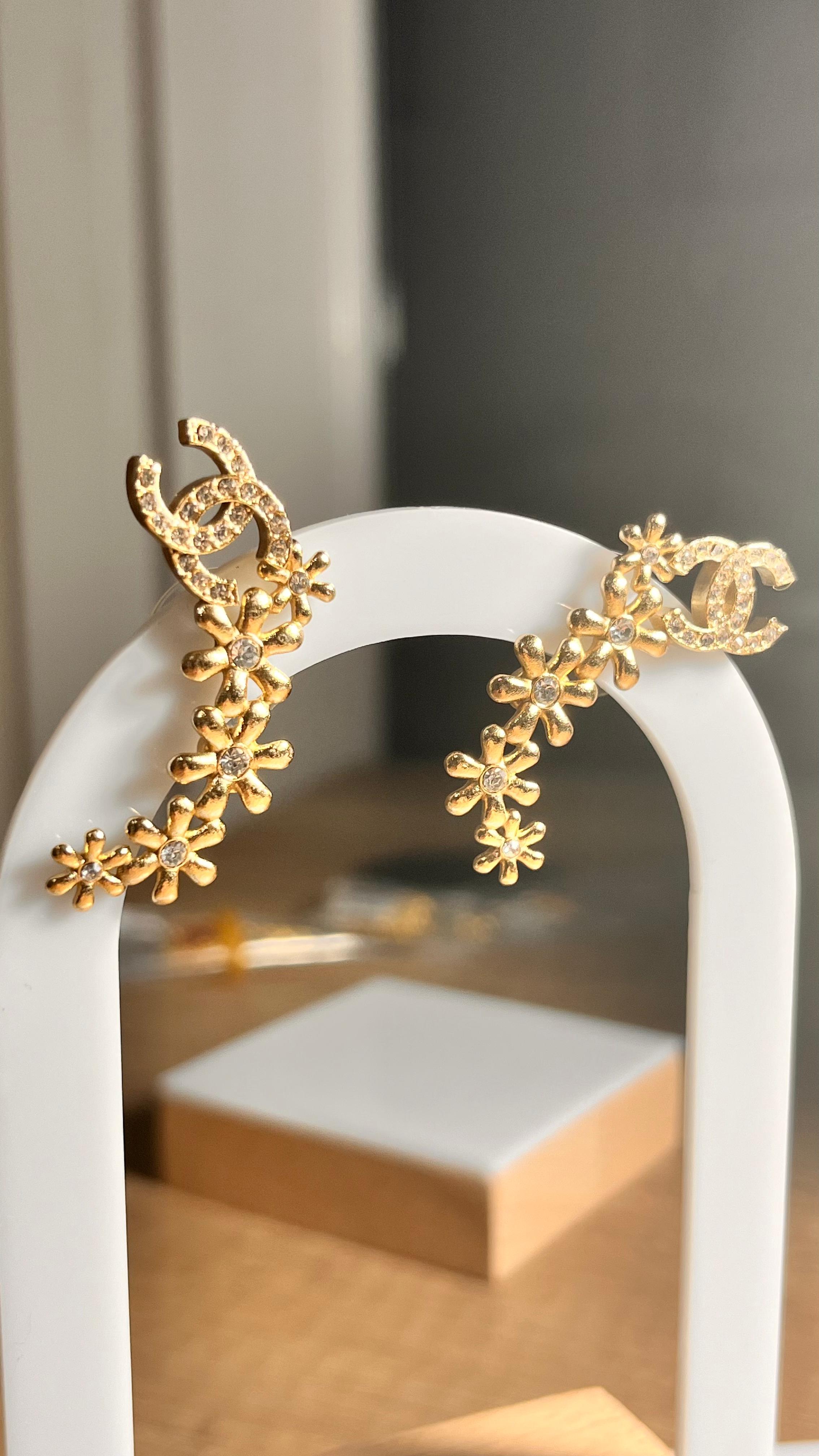 Chnl.Gold Çiçek Detaylı Sarmal Küpe