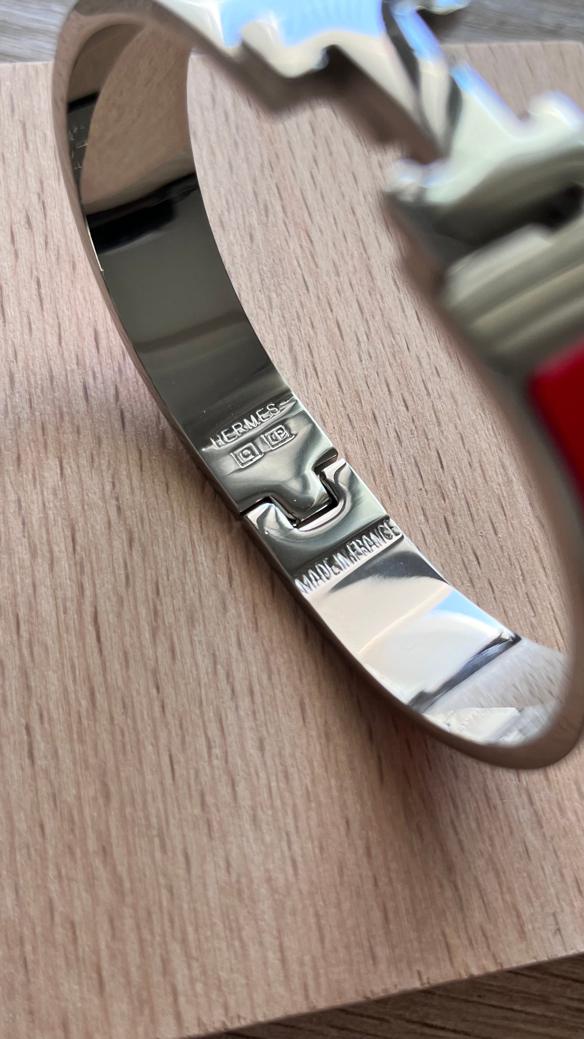 Hrms. Silver Kırmızı Kelepçe Bileklik