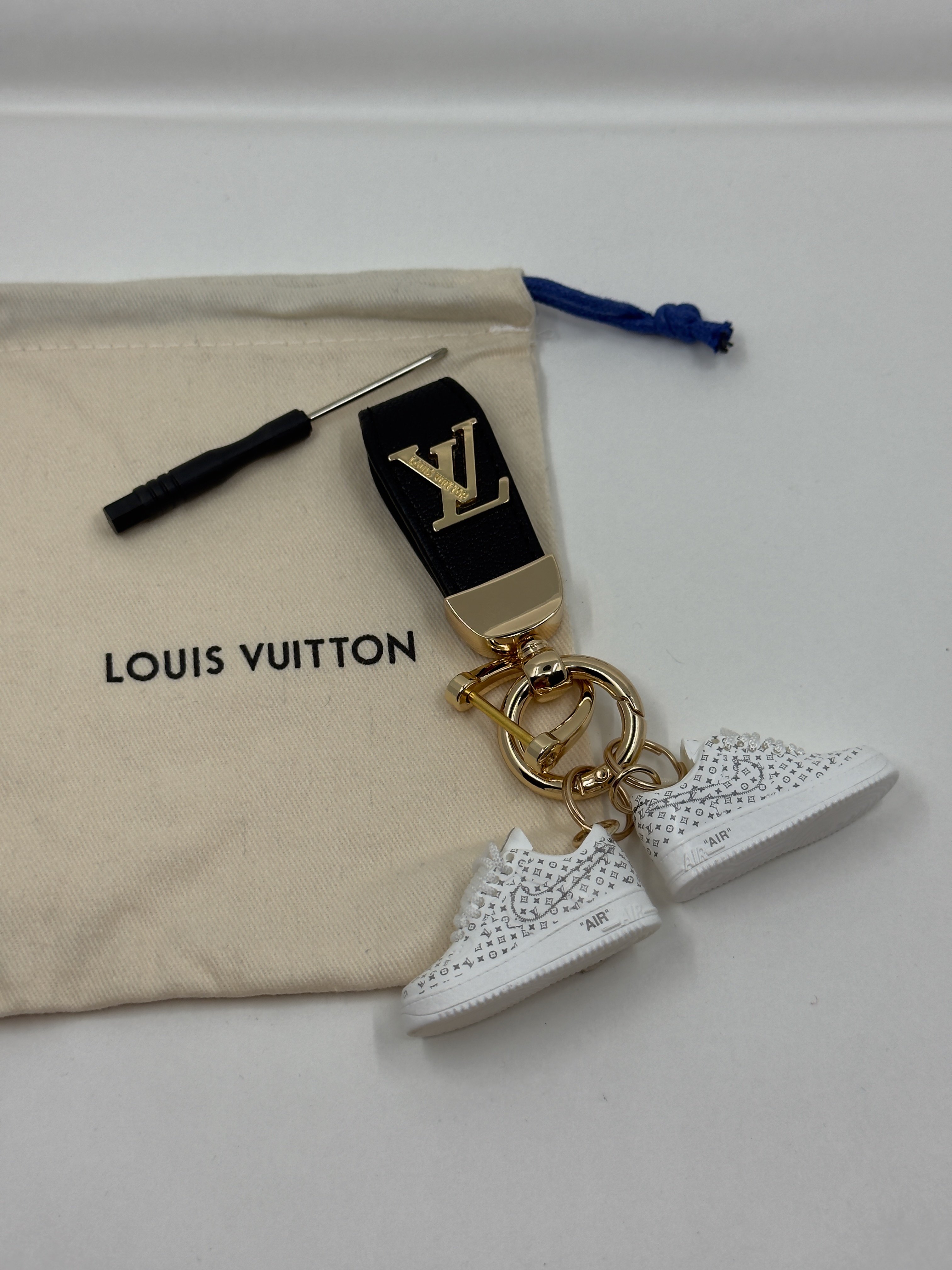 LV. Beyaz Ayakkabı Bag Charm