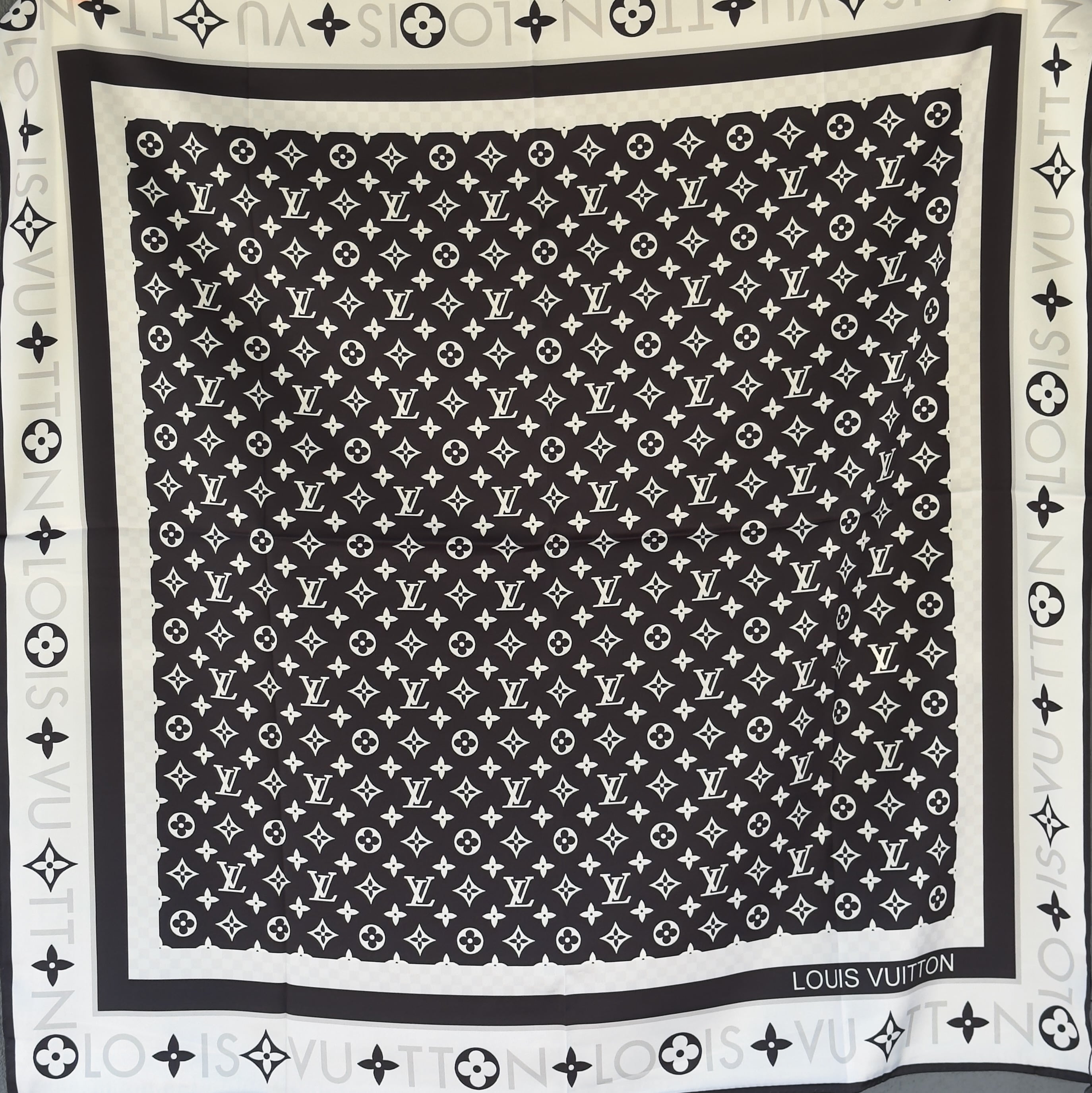 Monogram Noir & Blanc İpek Şal